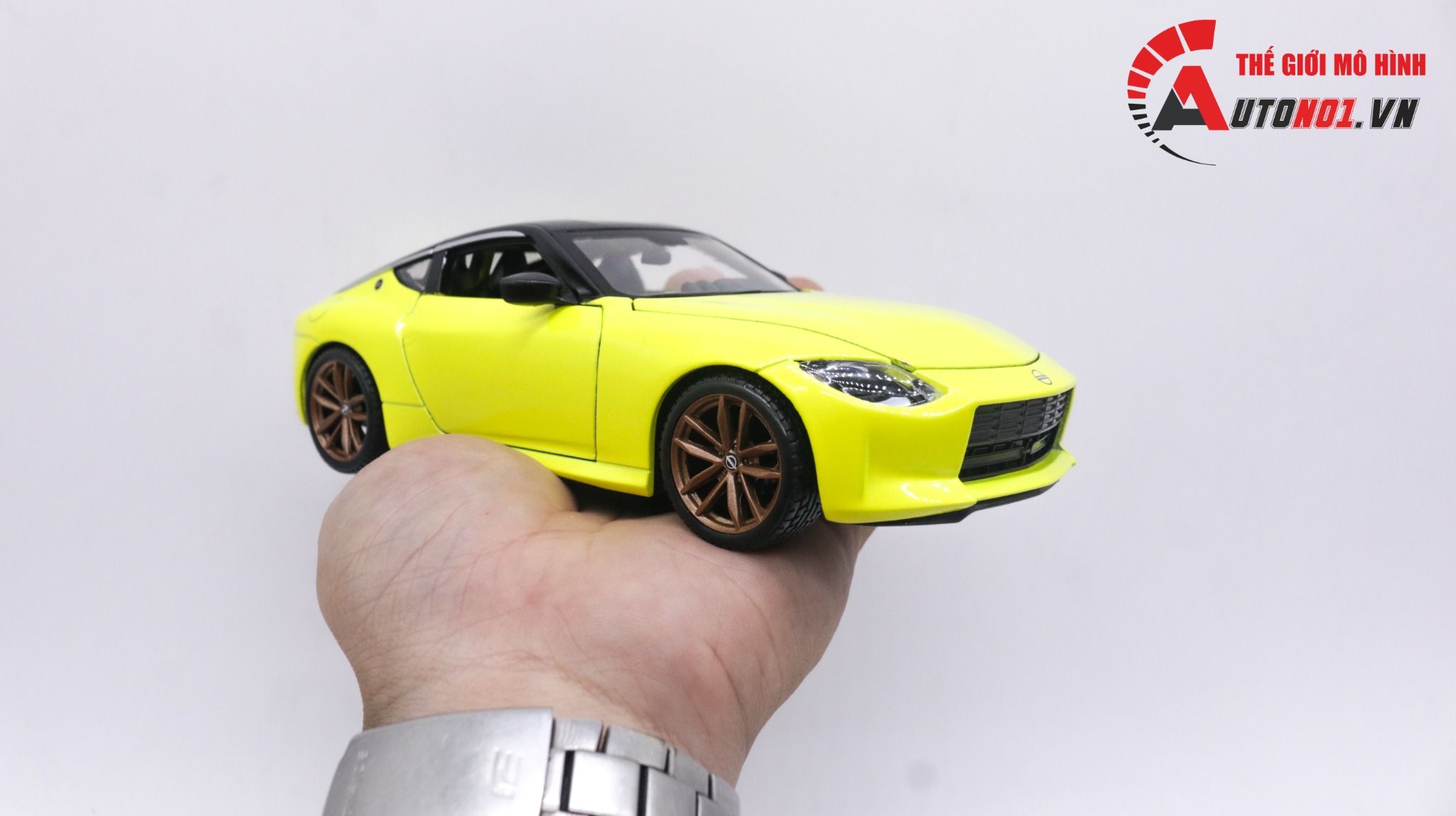 Mô hình xe ô tô Nissan Z 2023 Yellow tỉ lệ 1:24 Maisto OT150