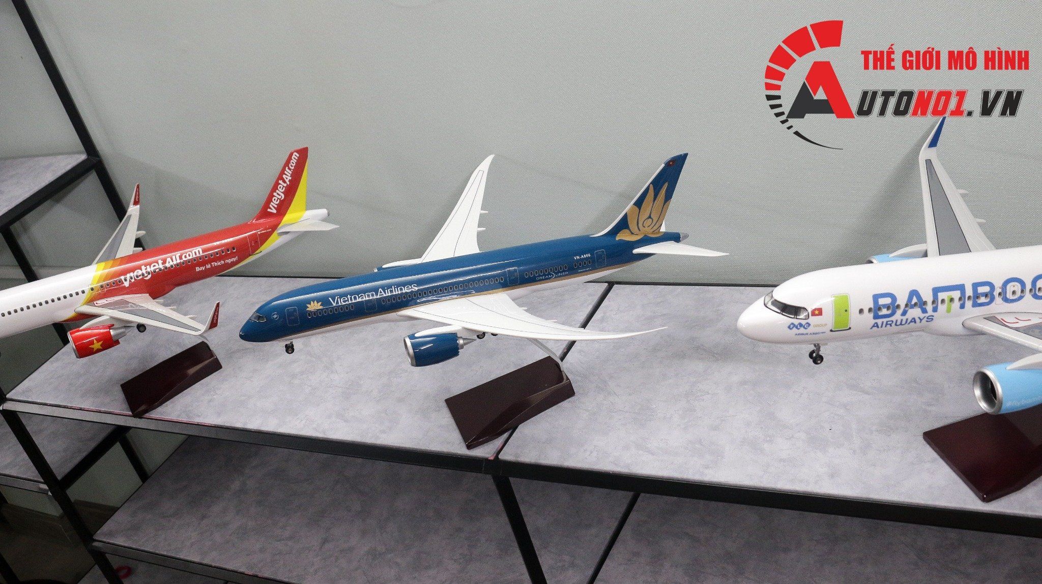 Mô hình máy bay Vietnam Airlines Dreamliner Boeing B787 47cm 1:130 có đèn led tự động theo tiếng vỗ tay hoặc chạm MB47002