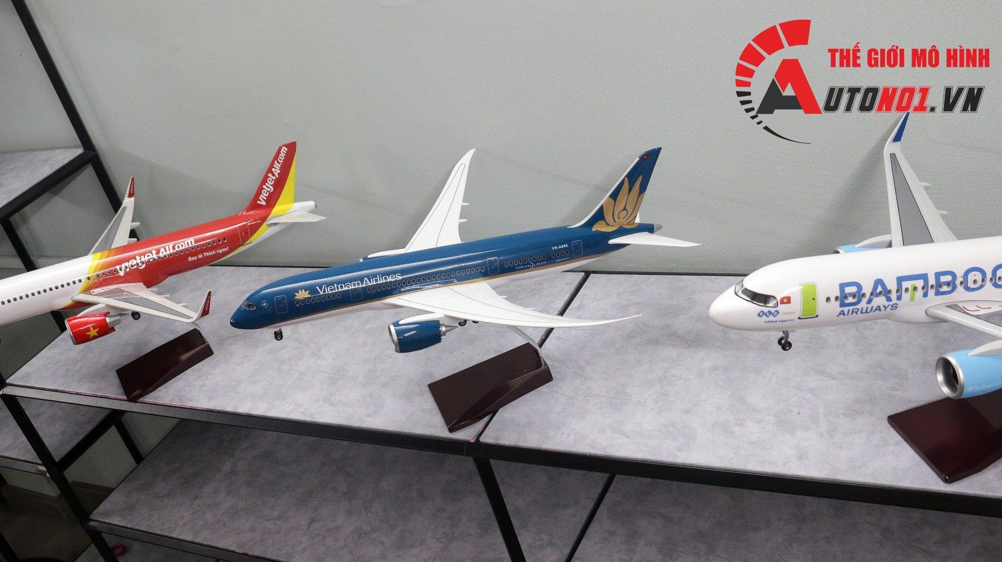  Mô hình máy bay Vietnam Airlines Dreamliner Boeing B787 47cm 1:130 có đèn led tự động theo tiếng vỗ tay hoặc chạm MB47002 