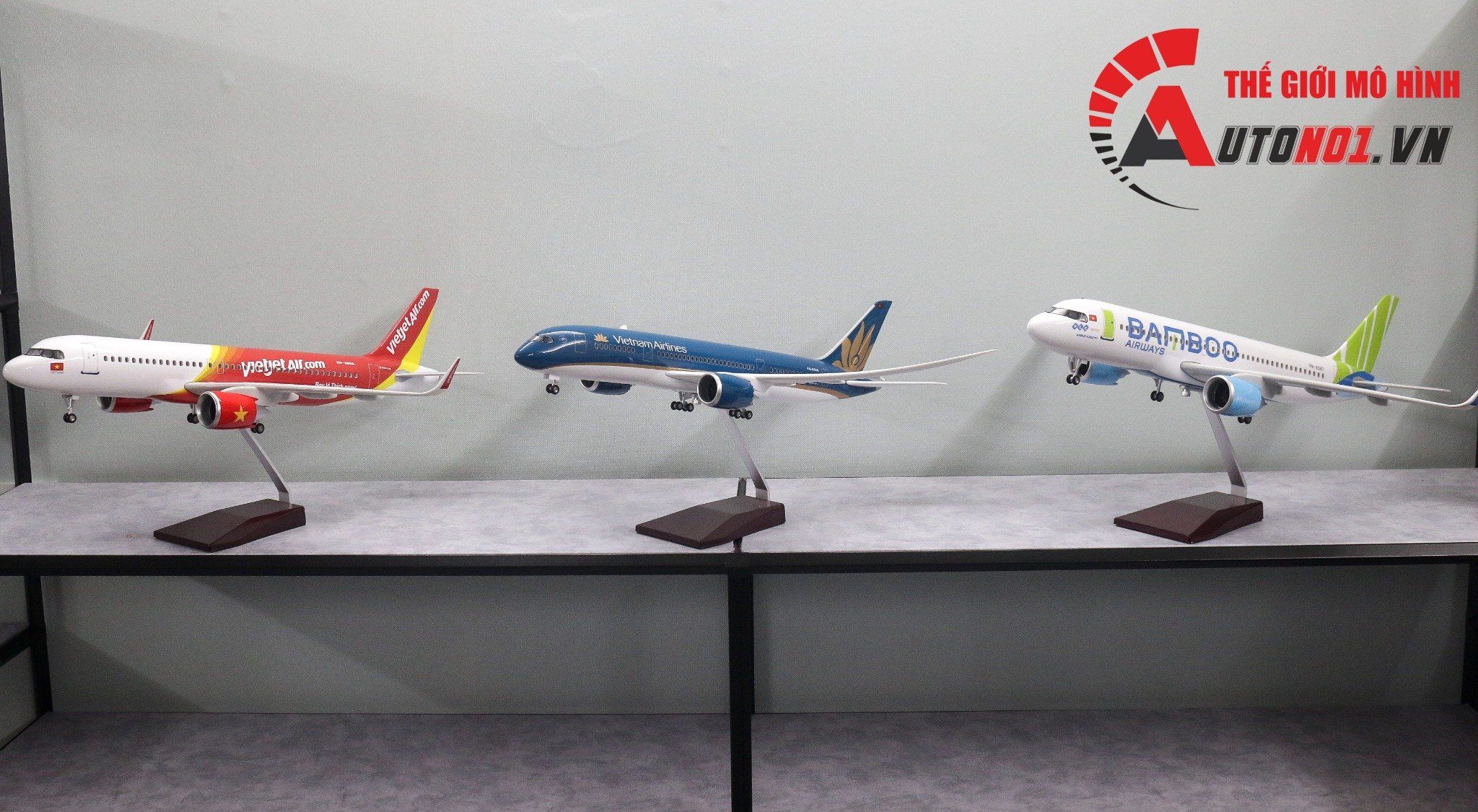 Mô hình máy bay Vietnam Airlines Dreamliner Boeing B787 47cm 1:130 có đèn led tự động theo tiếng vỗ tay hoặc chạm MB47002