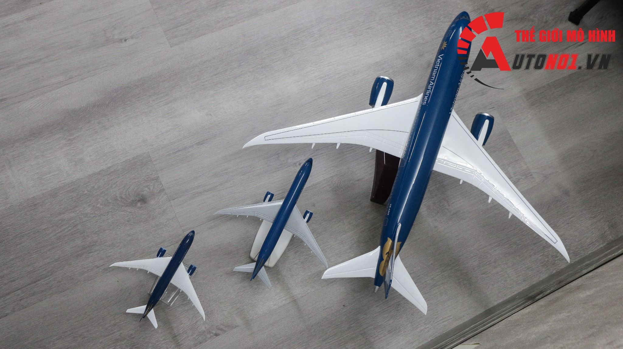 Mô hình máy bay Vietnam Airlines Dreamliner Boeing B787 47cm 1:130 có đèn led tự động theo tiếng vỗ tay hoặc chạm MB47002
