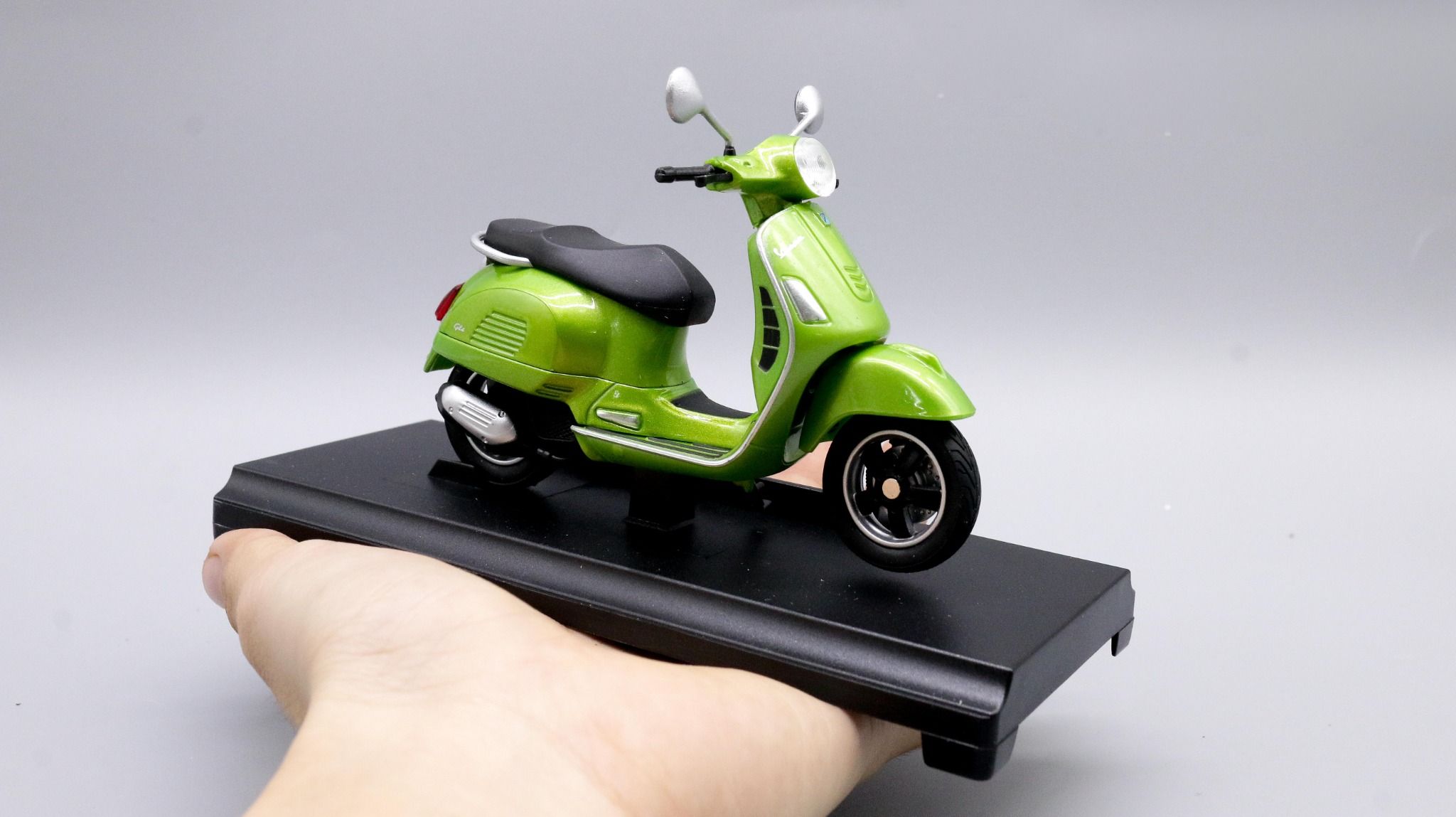 Mô hình xe Vespa gts 125cc 2017 green 1:18 Welly MT078E