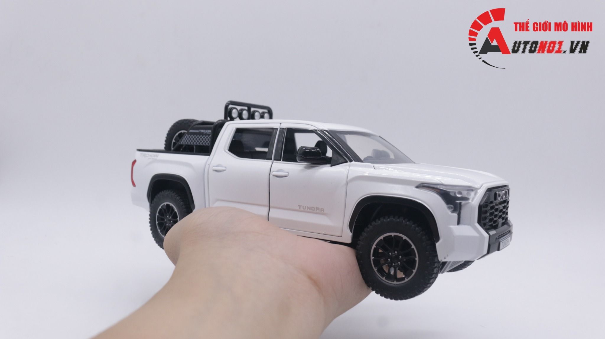 Mô hình xe bán tải Toyota Tundra TRD 4x4 1:24 Henteng model OT157