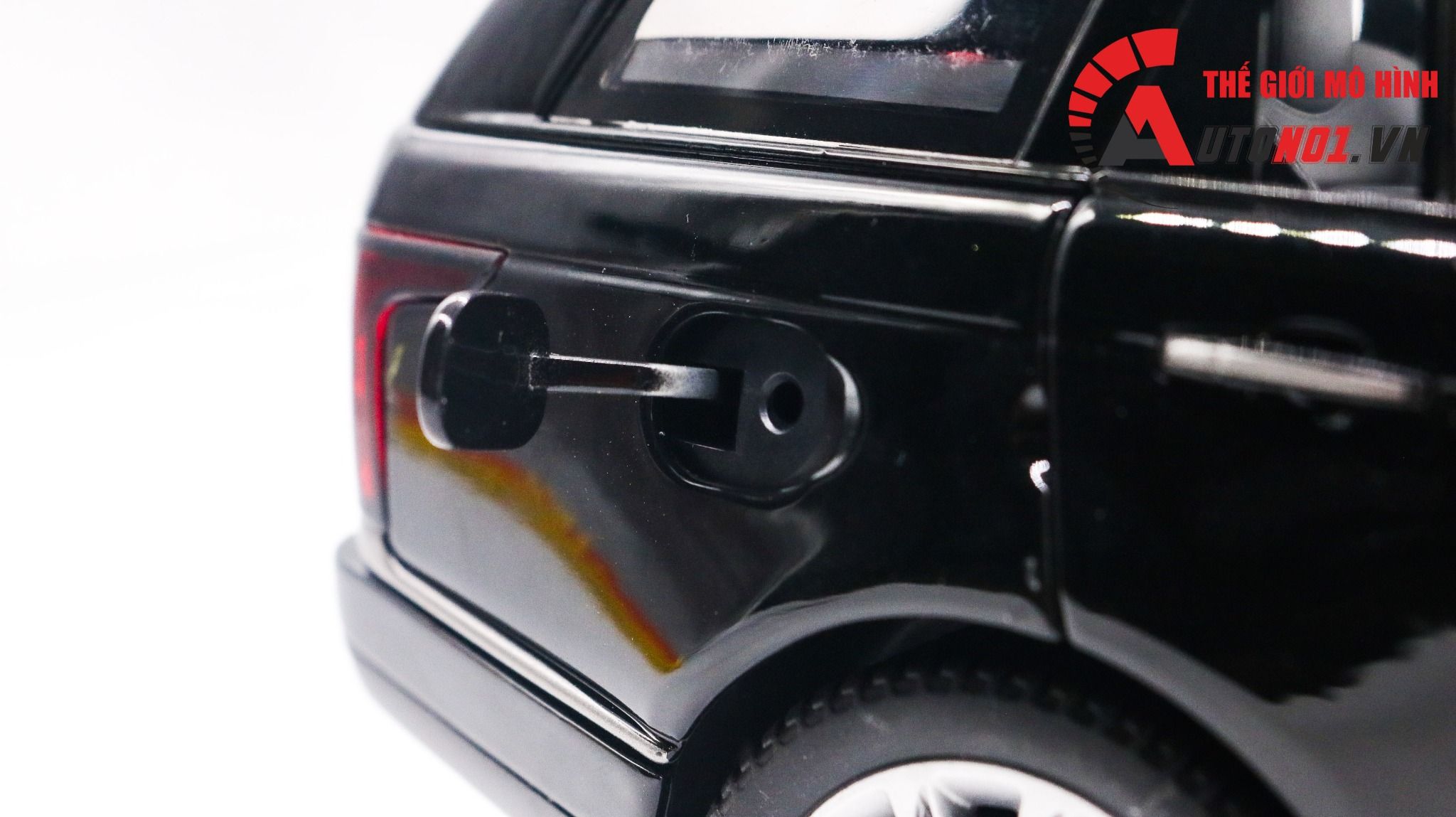 Mô hình xe Land Rover Range Rover SV Autobiography 2022 tỉ lệ 1:18 BMB 18001C 8120
