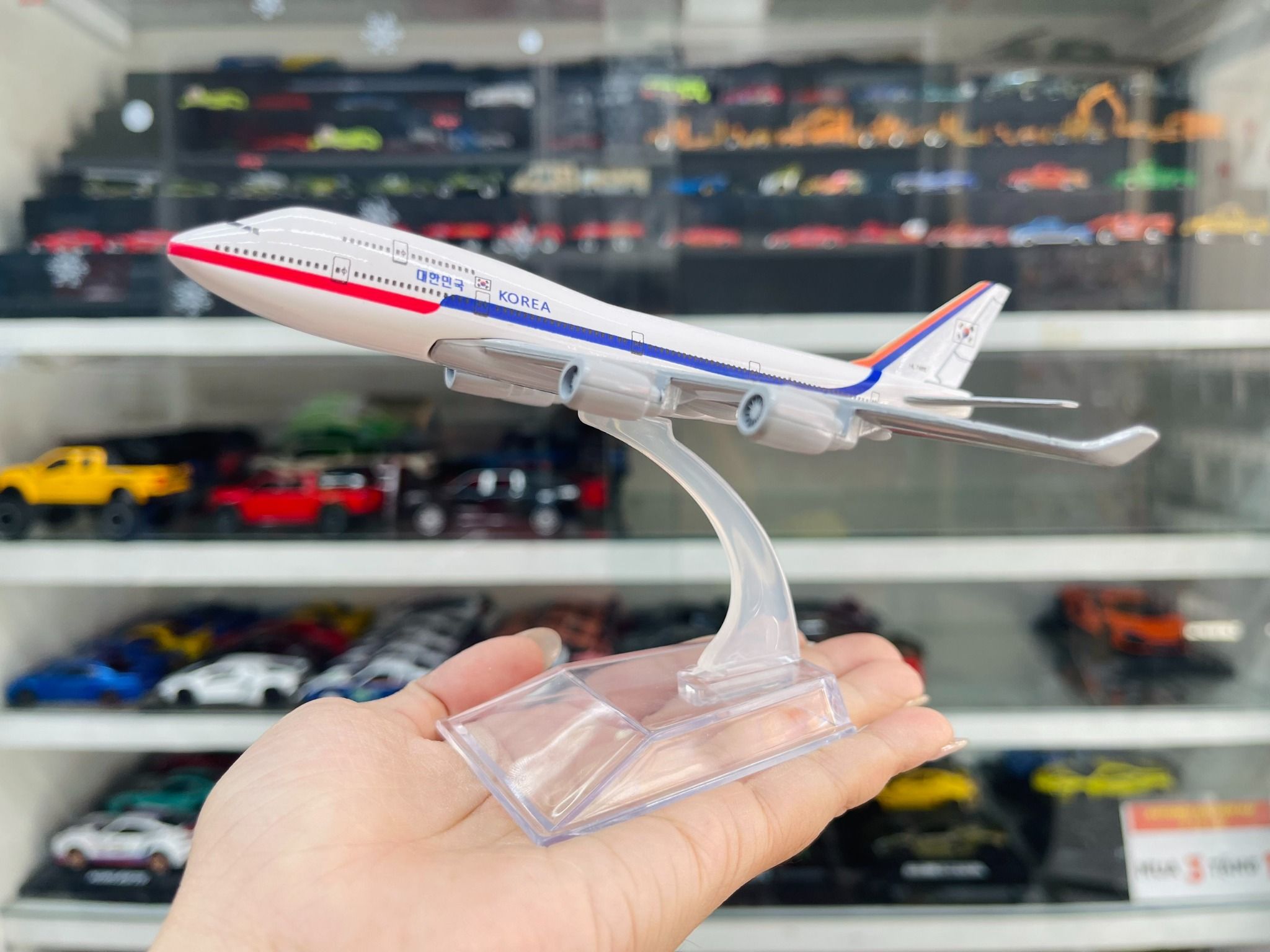 Mô hình máy bay chuyên cơ tổng thống Hàn Quốc Korean Air Boeing B747-400 16cm MB16005