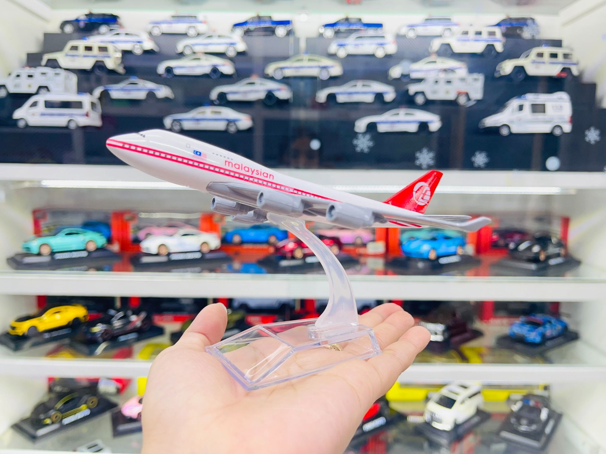 Mô hình máy bay Malaysian Airline Boeing B747-400 16cm MB16012