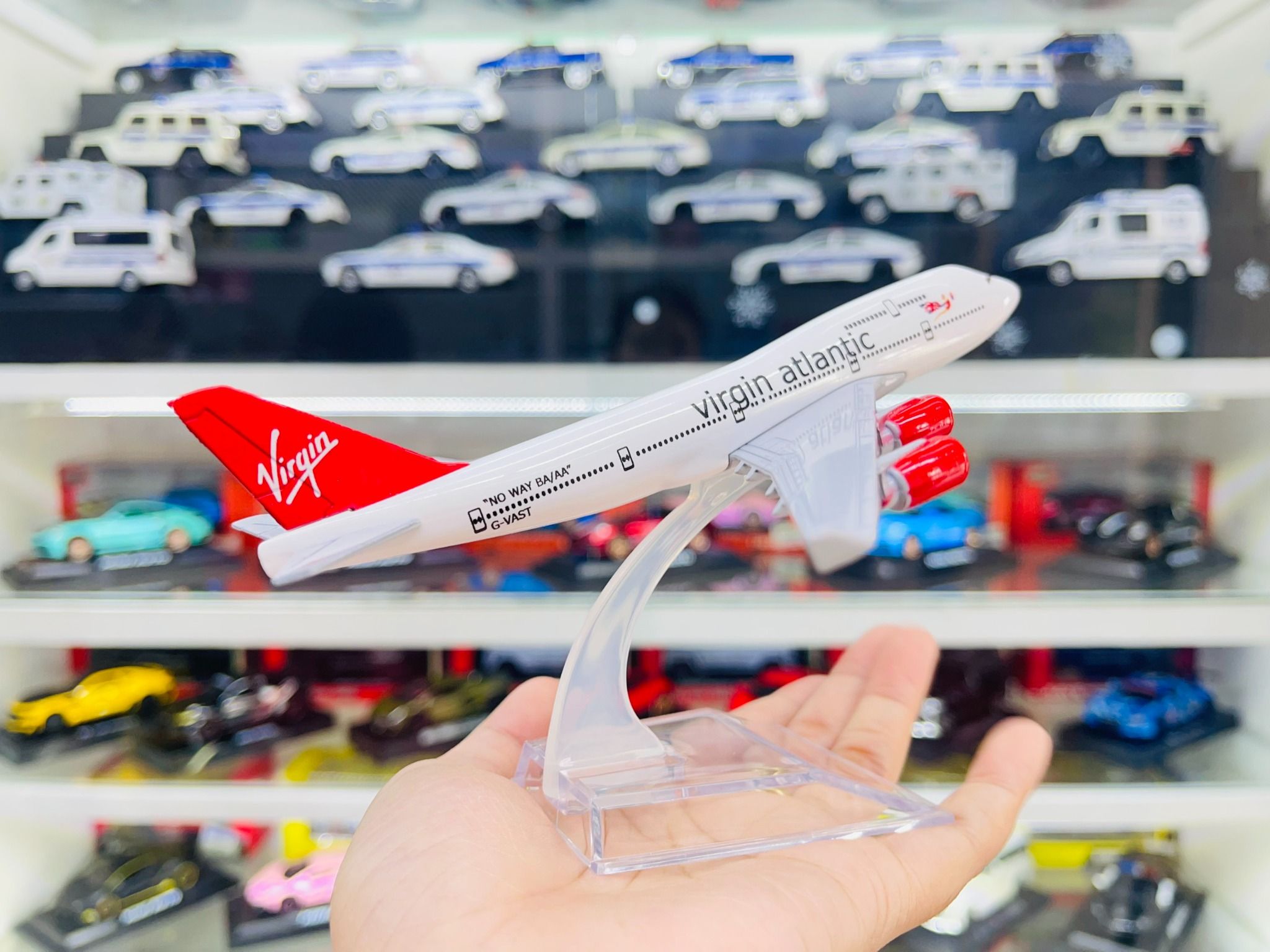 Mô hình máy bay Canada Virgin Atlantic Airways Boeing B747 16cm MB16032