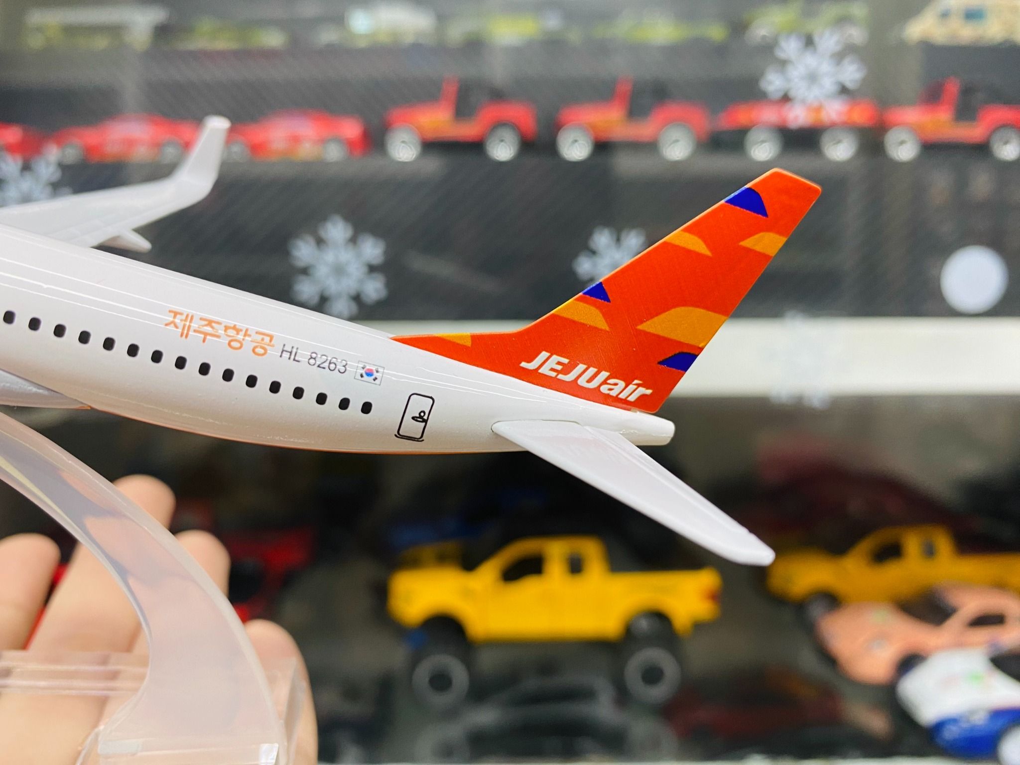 Mô hình máy bay vận chuyển Hàn Quốc Korea Jeju Air Boeing B737 16cm MB16038