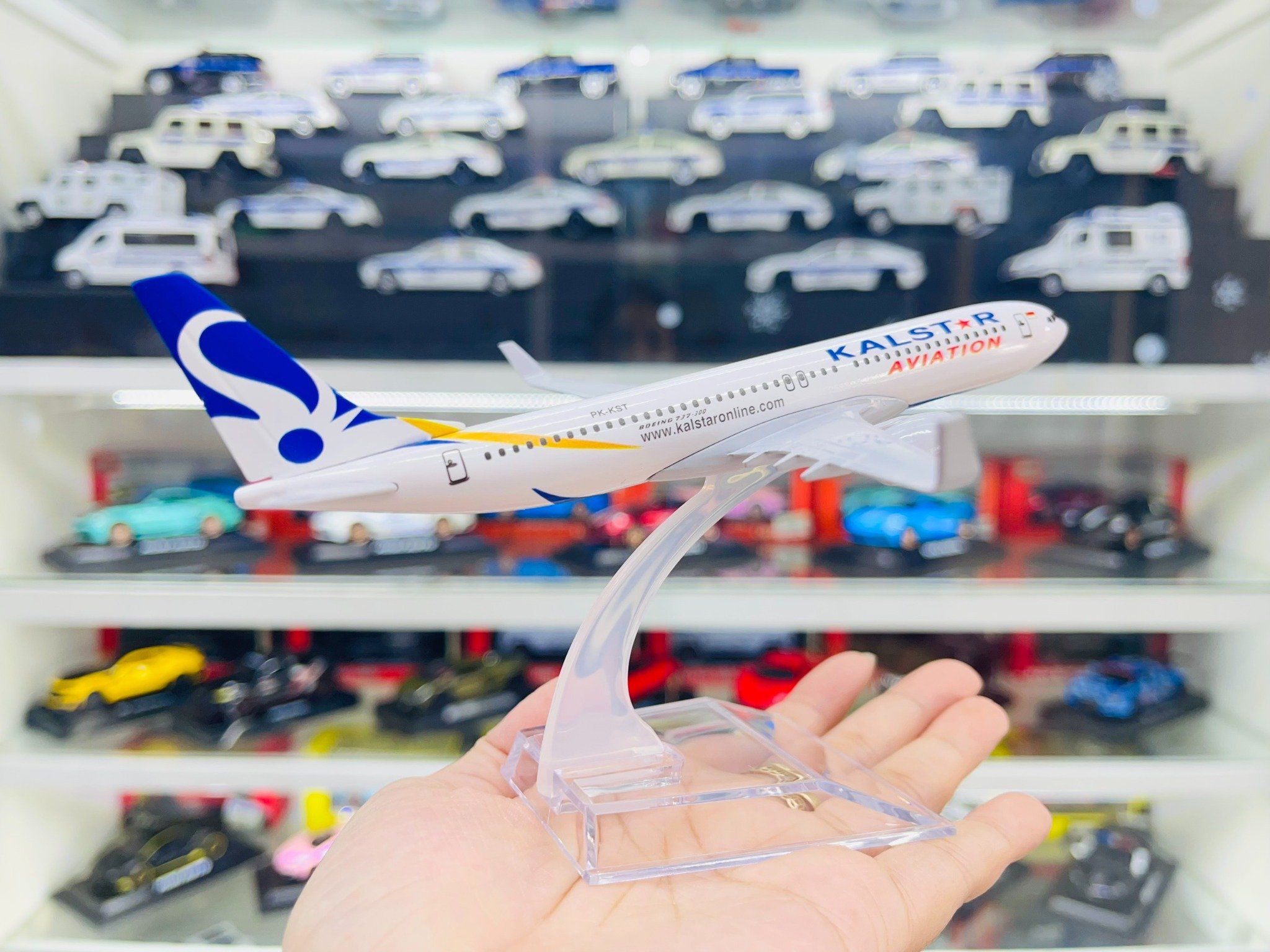 Mô hình máy bay Kalstar Aviation PX-KST Boeing B737 16cm MB16051
