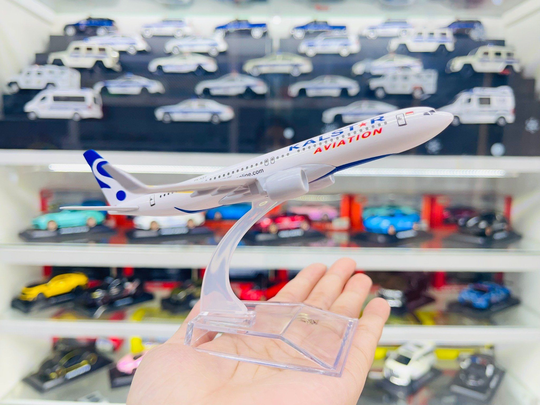 Mô hình máy bay Kalstar Aviation PX-KST Boeing B737 16cm MB16051