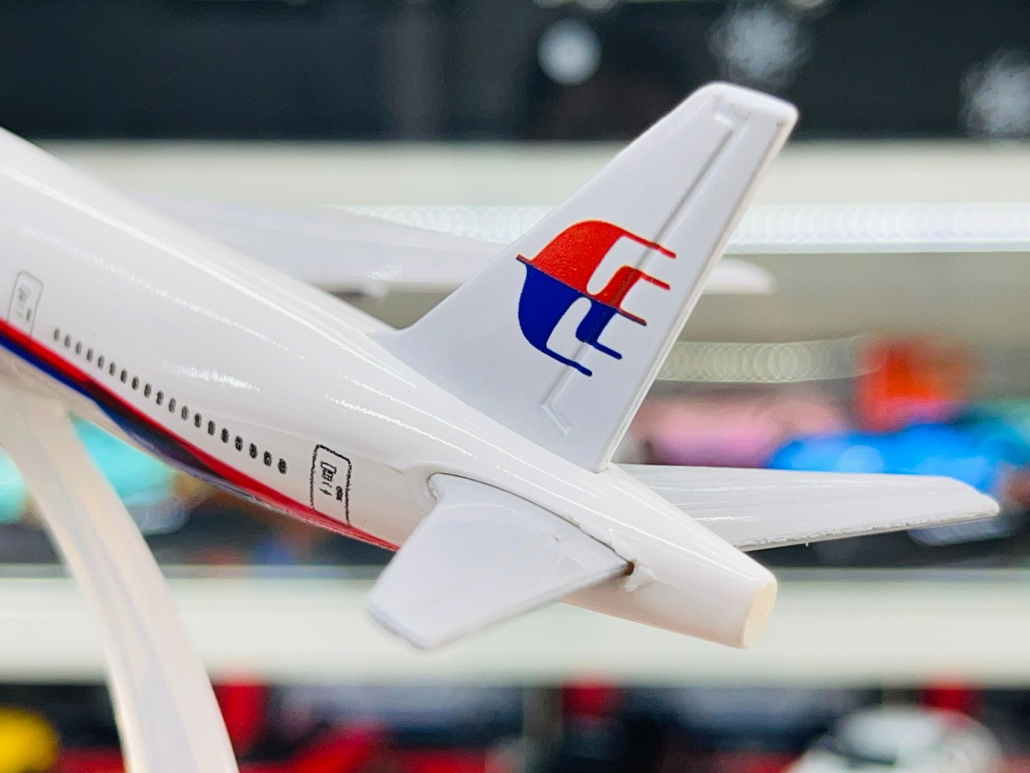 Mô hình máy bay Malaysia Airlines Boeing B777 16cm MB16064