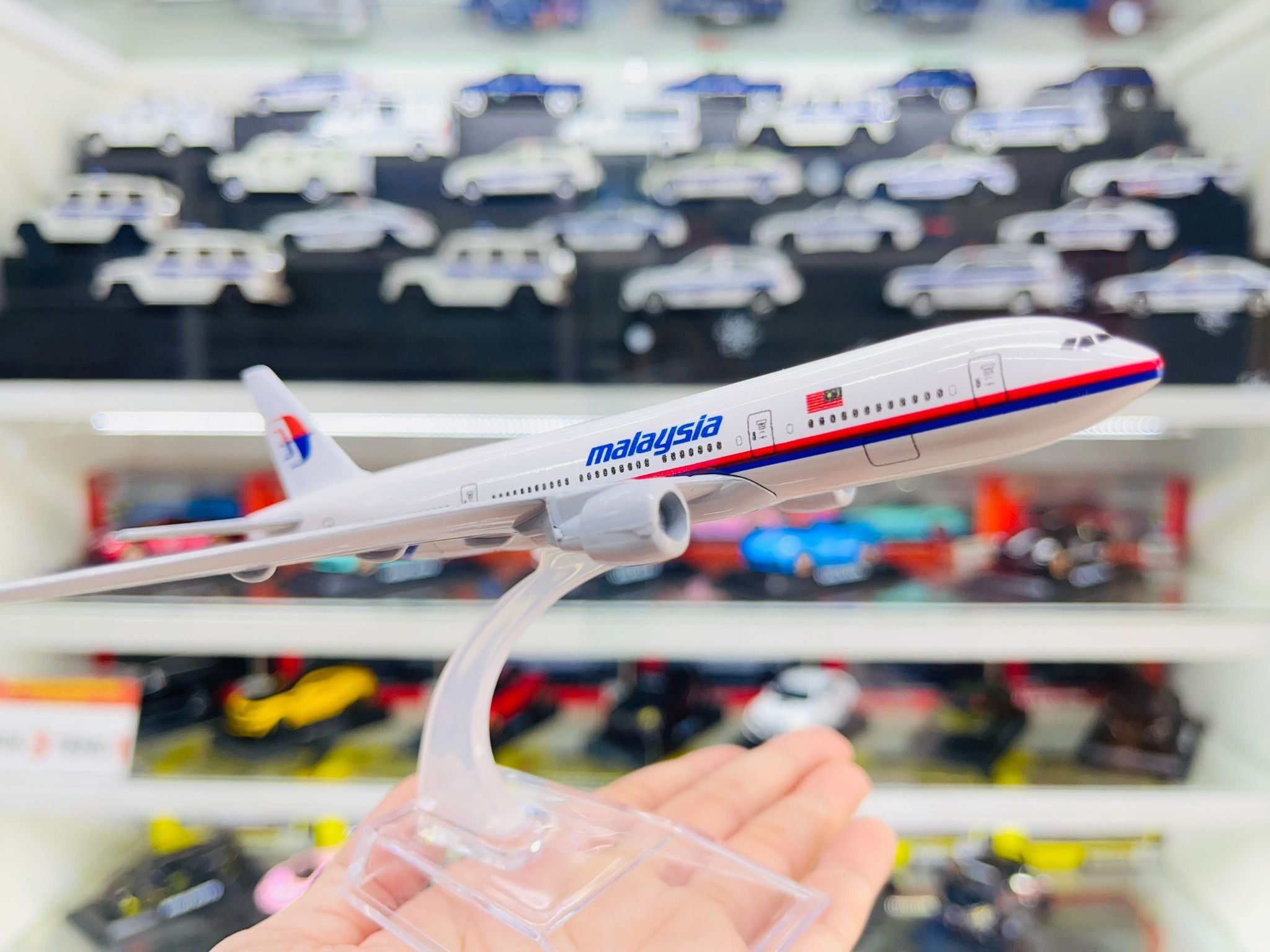 Mô hình máy bay Malaysia Airlines Boeing B777 16cm MB16064