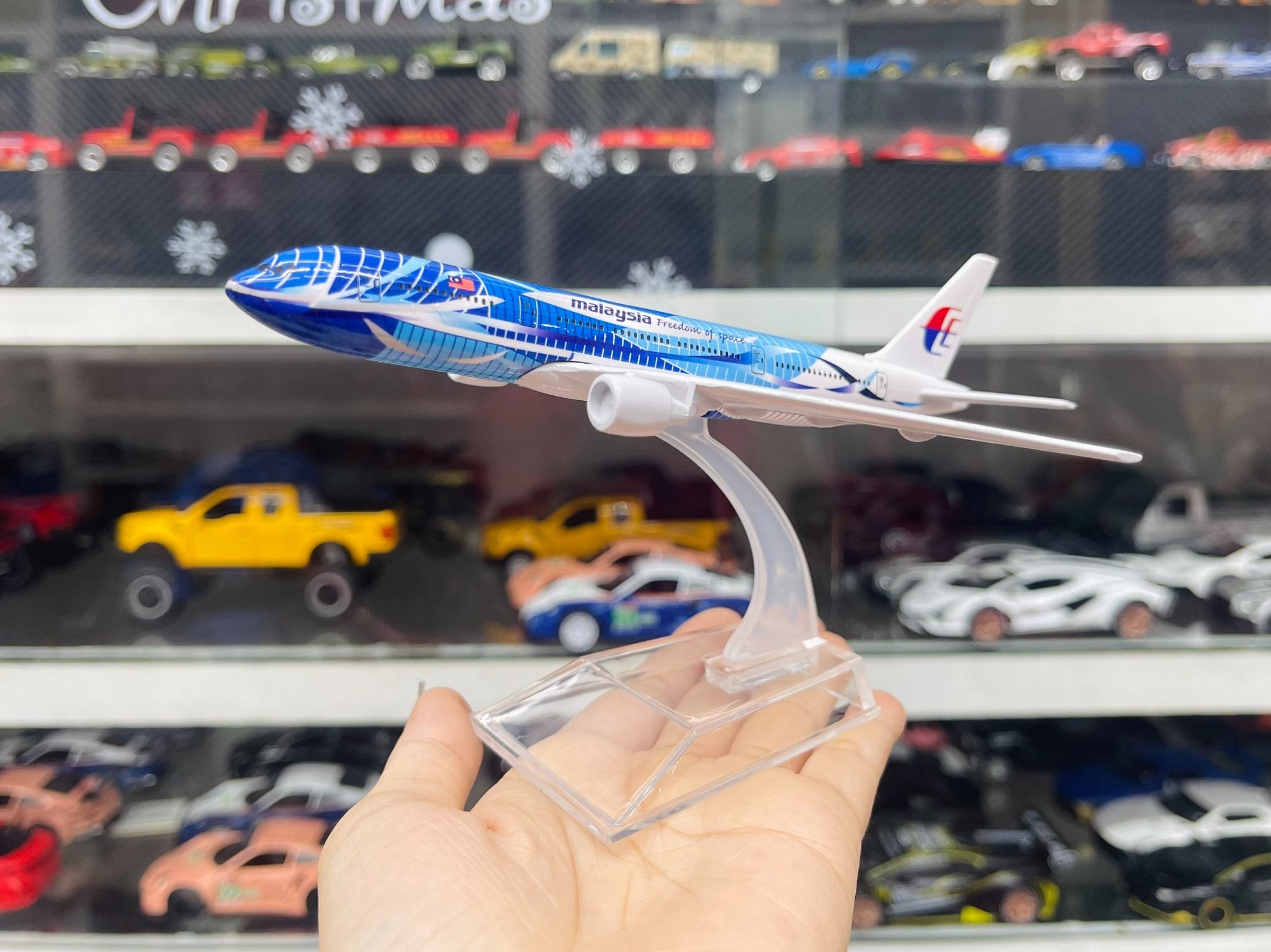 Mô hình máy bay Malaysia Heliconia Boeing B777-2H6 16cm MB16065