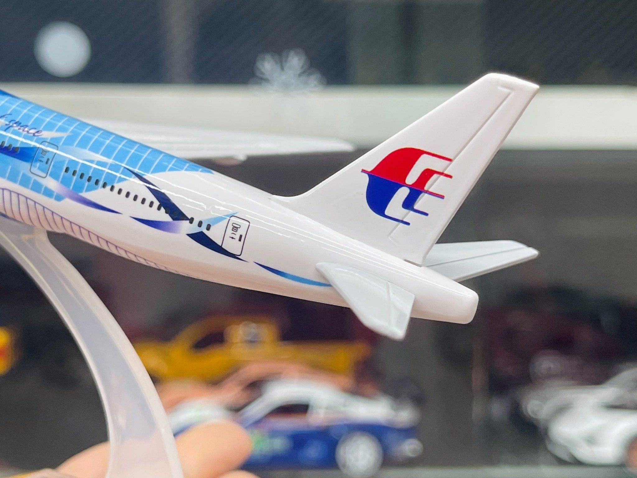 Mô hình máy bay Malaysia Heliconia Boeing B777-2H6 16cm MB16065