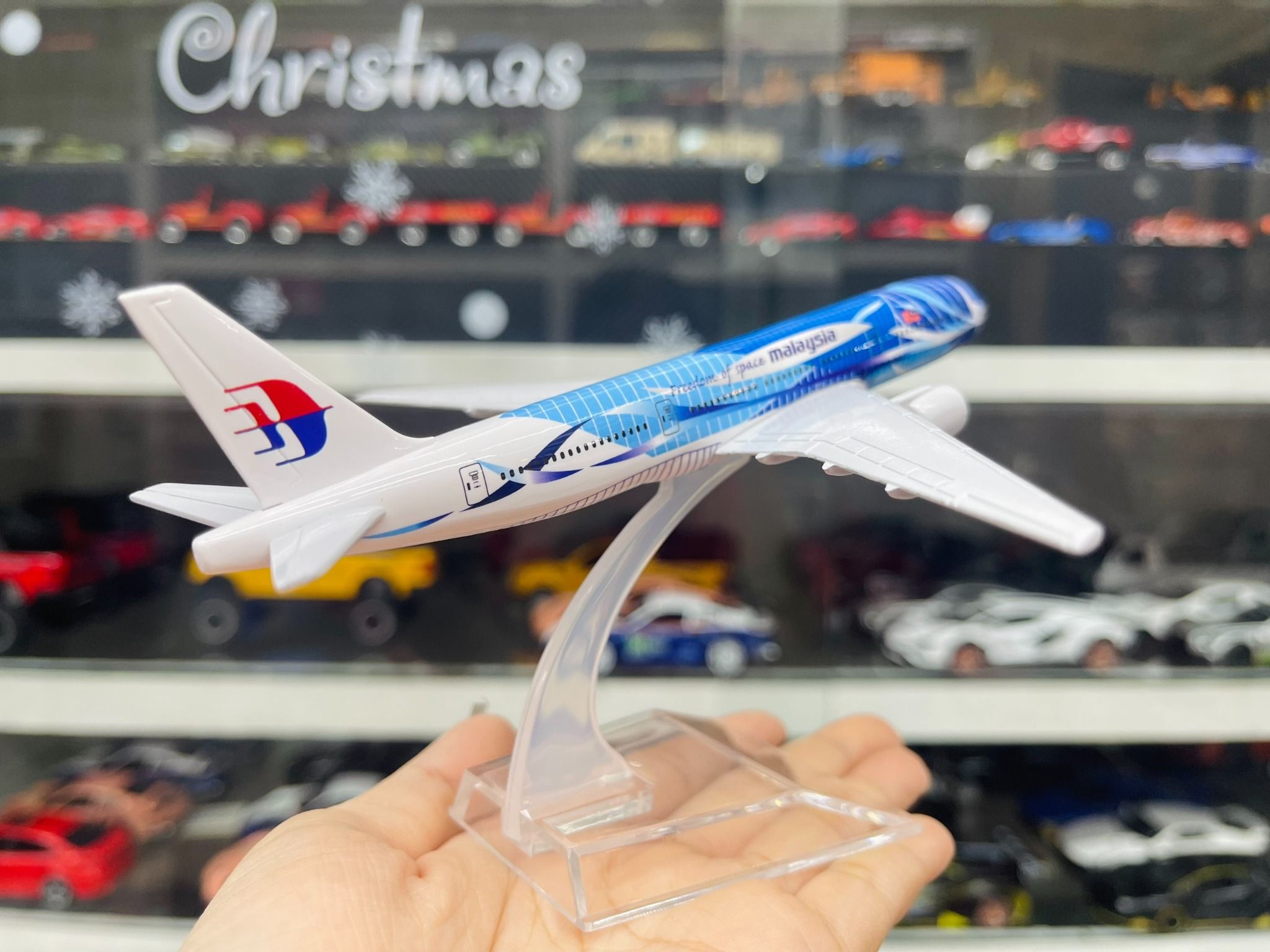 Mô hình máy bay Malaysia Heliconia Boeing B777-2H6 16cm MB16065