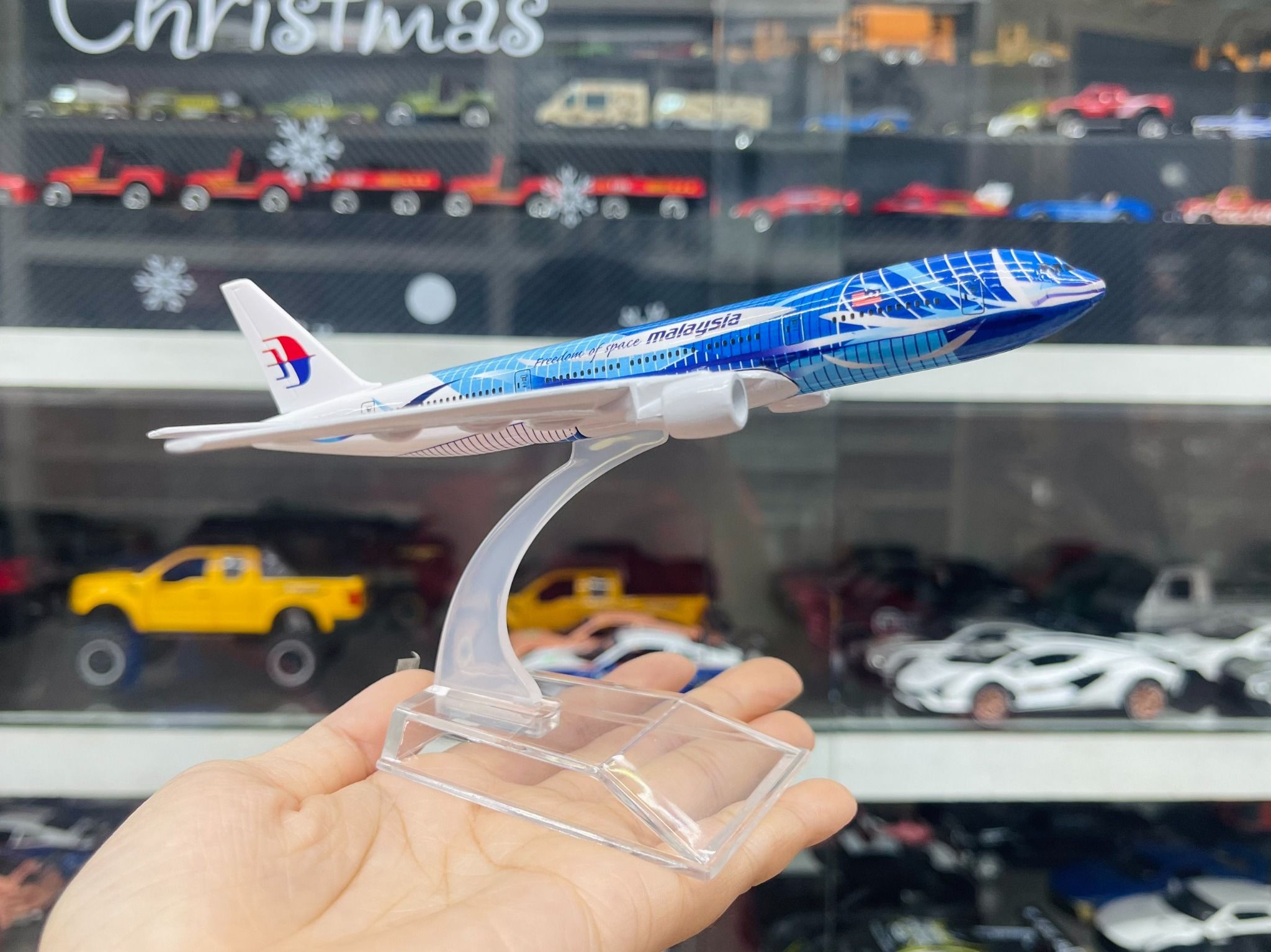 Mô hình máy bay Malaysia Heliconia Boeing B777-2H6 16cm MB16065