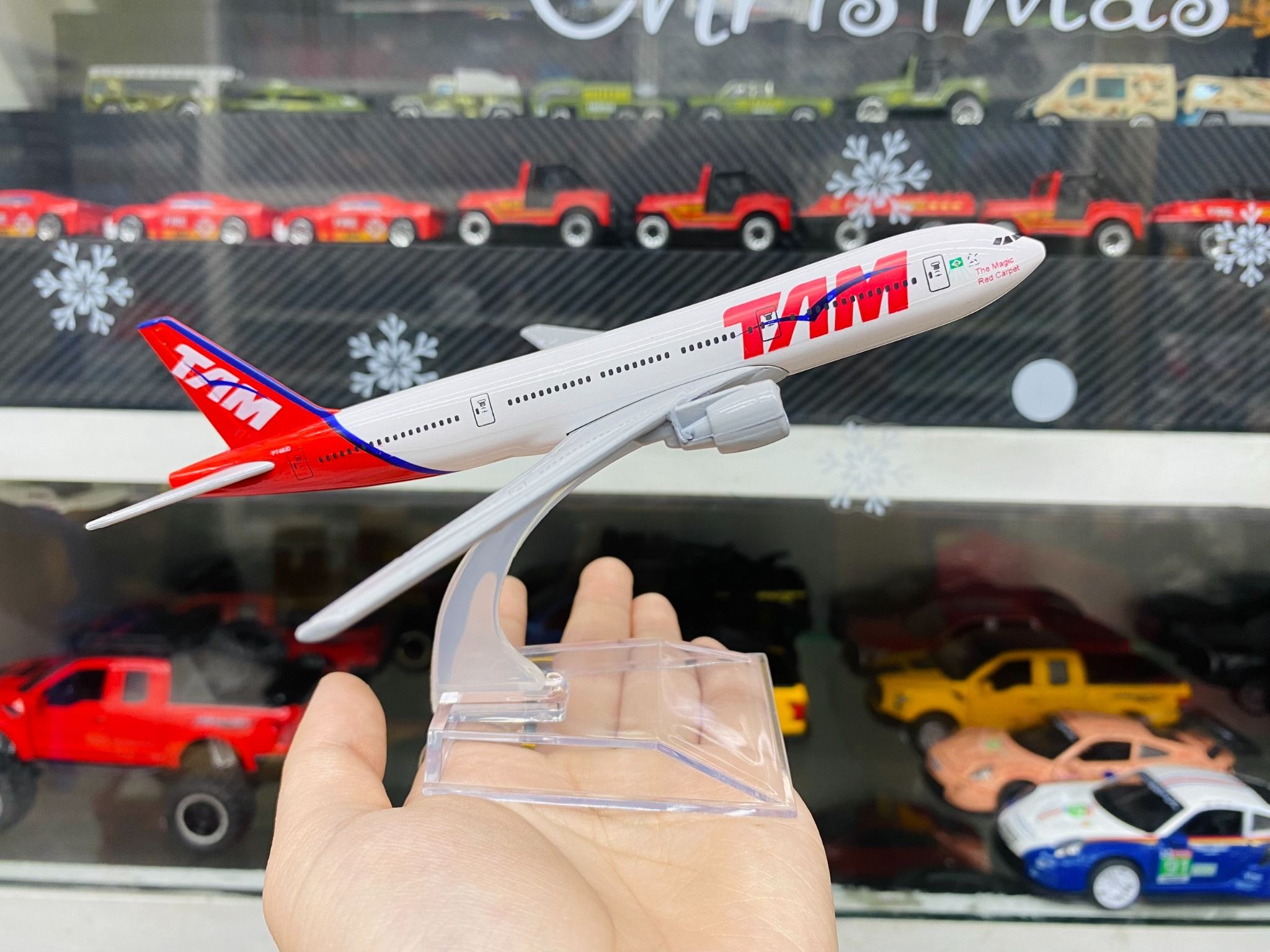 Mô hình máy bay Brazil Airlines TAM Boeing B777 16cm MB16074