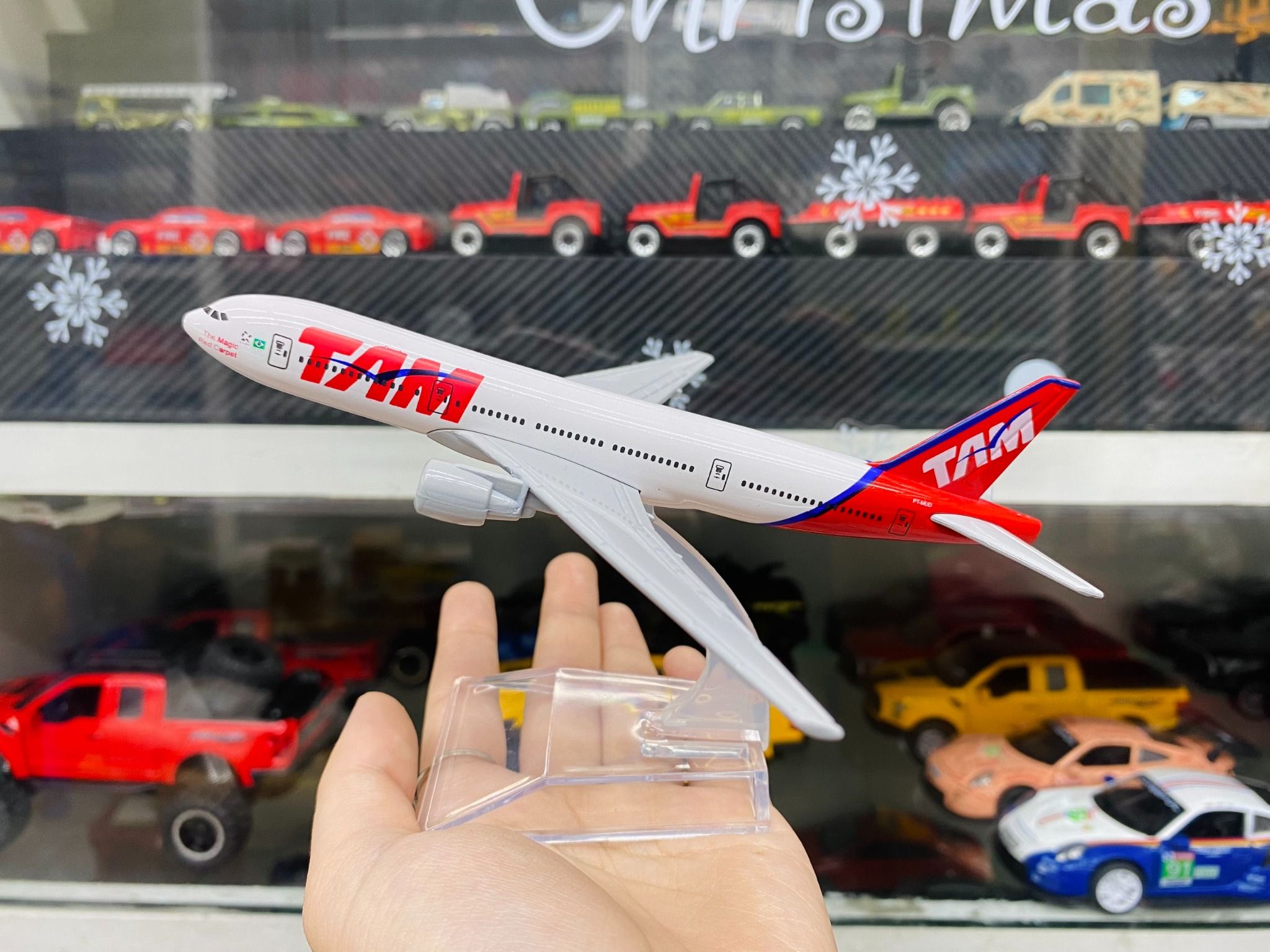Mô hình máy bay Brazil Airlines TAM Boeing B777 16cm MB16074