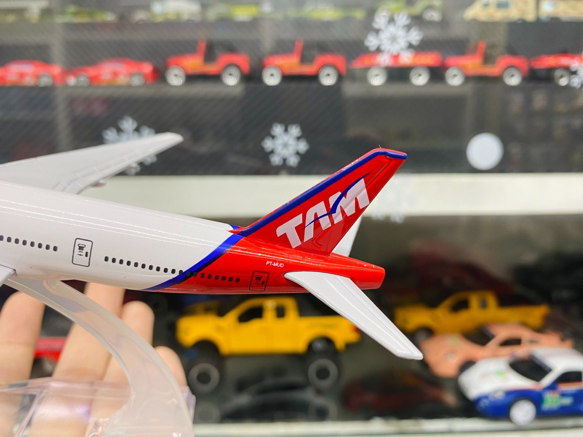 Mô hình máy bay Brazil Airlines TAM Boeing B777 16cm MB16074