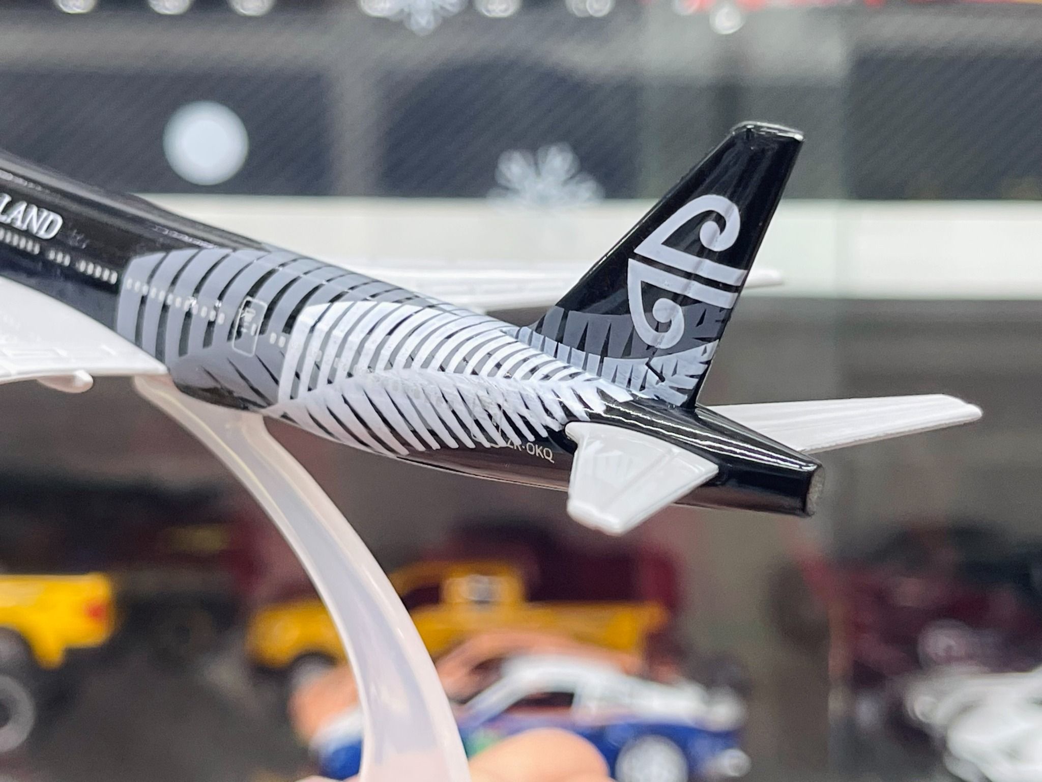 Mô hình máy bay Air New Zealands Boeing B777-200ER 16cm MB16087