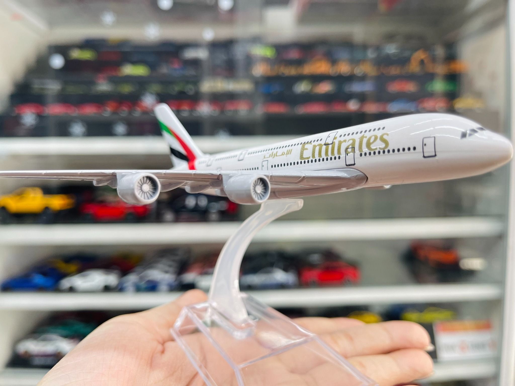 Mô hình máy bay Emirates A6-EEI Airbus A380 16cm MB16090
