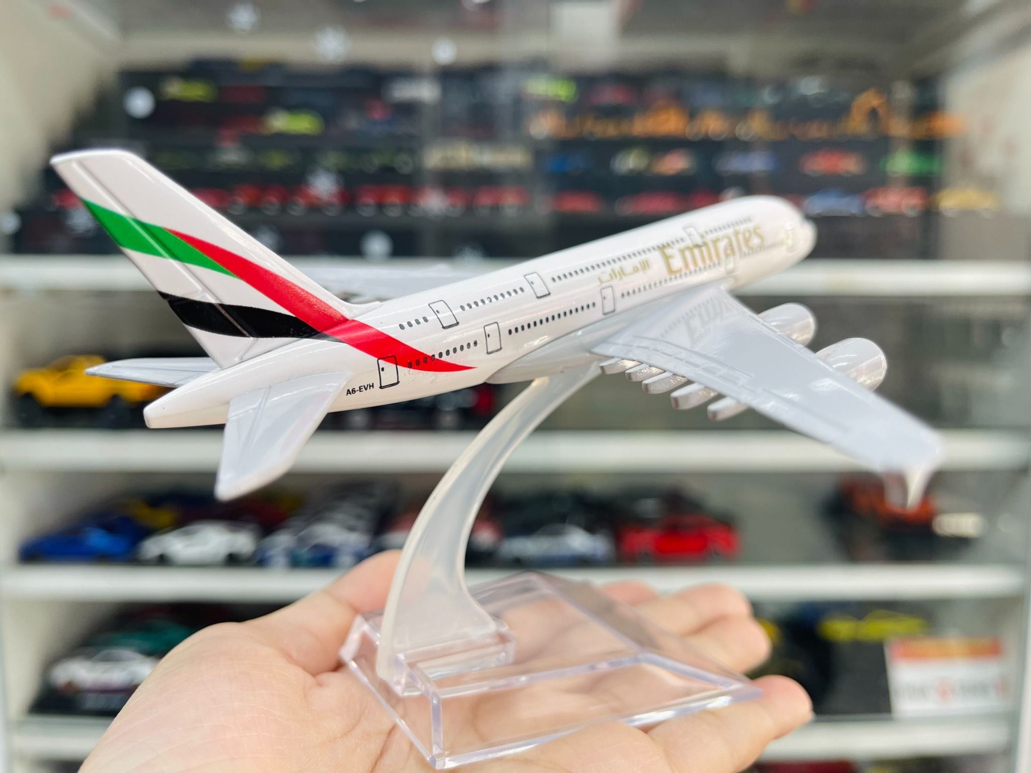 Mô hình máy bay Emirates A6-EEI Airbus A380 16cm MB16090