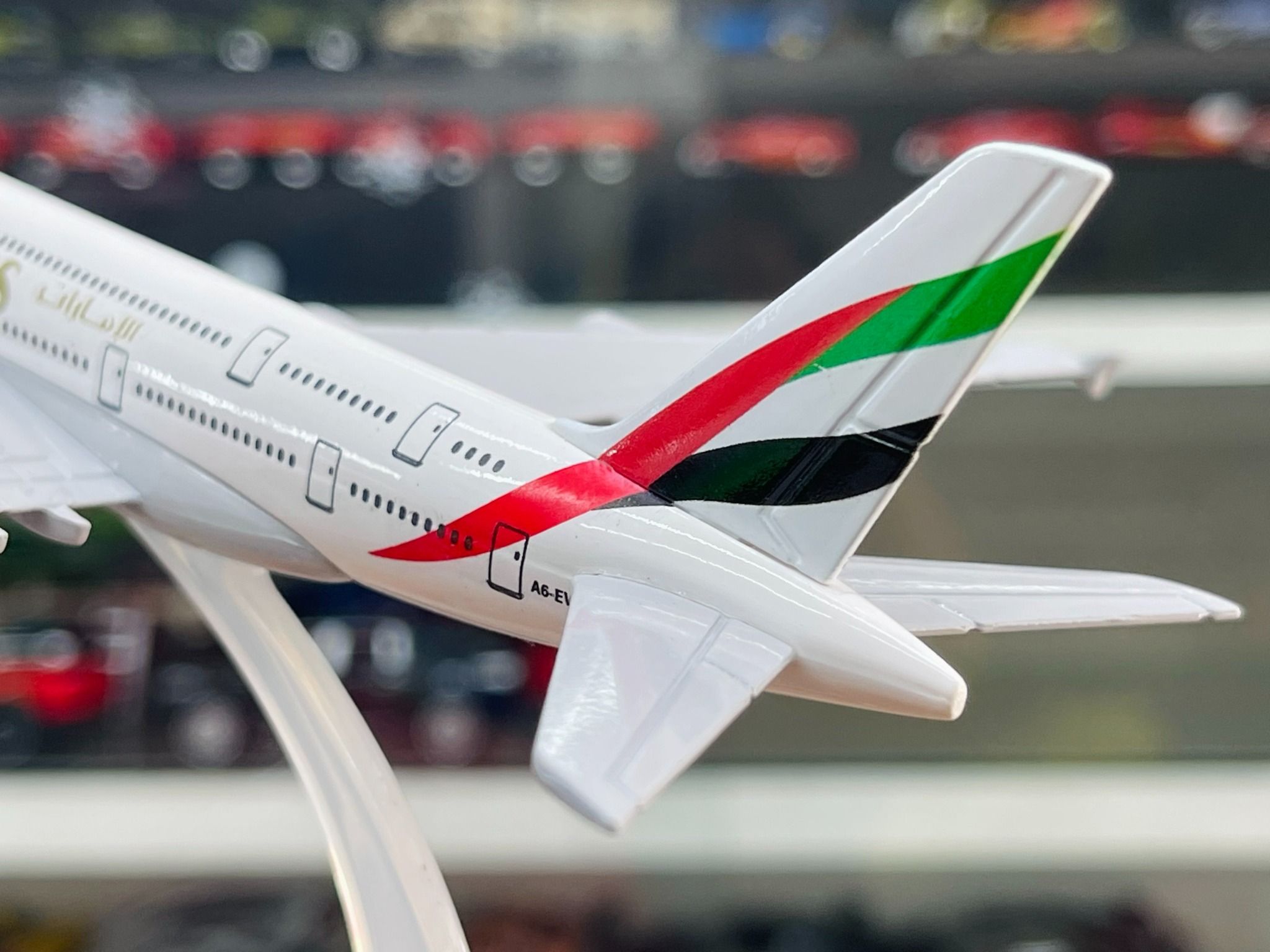 Mô hình máy bay Emirates A6-EEI Airbus A380 16cm MB16090