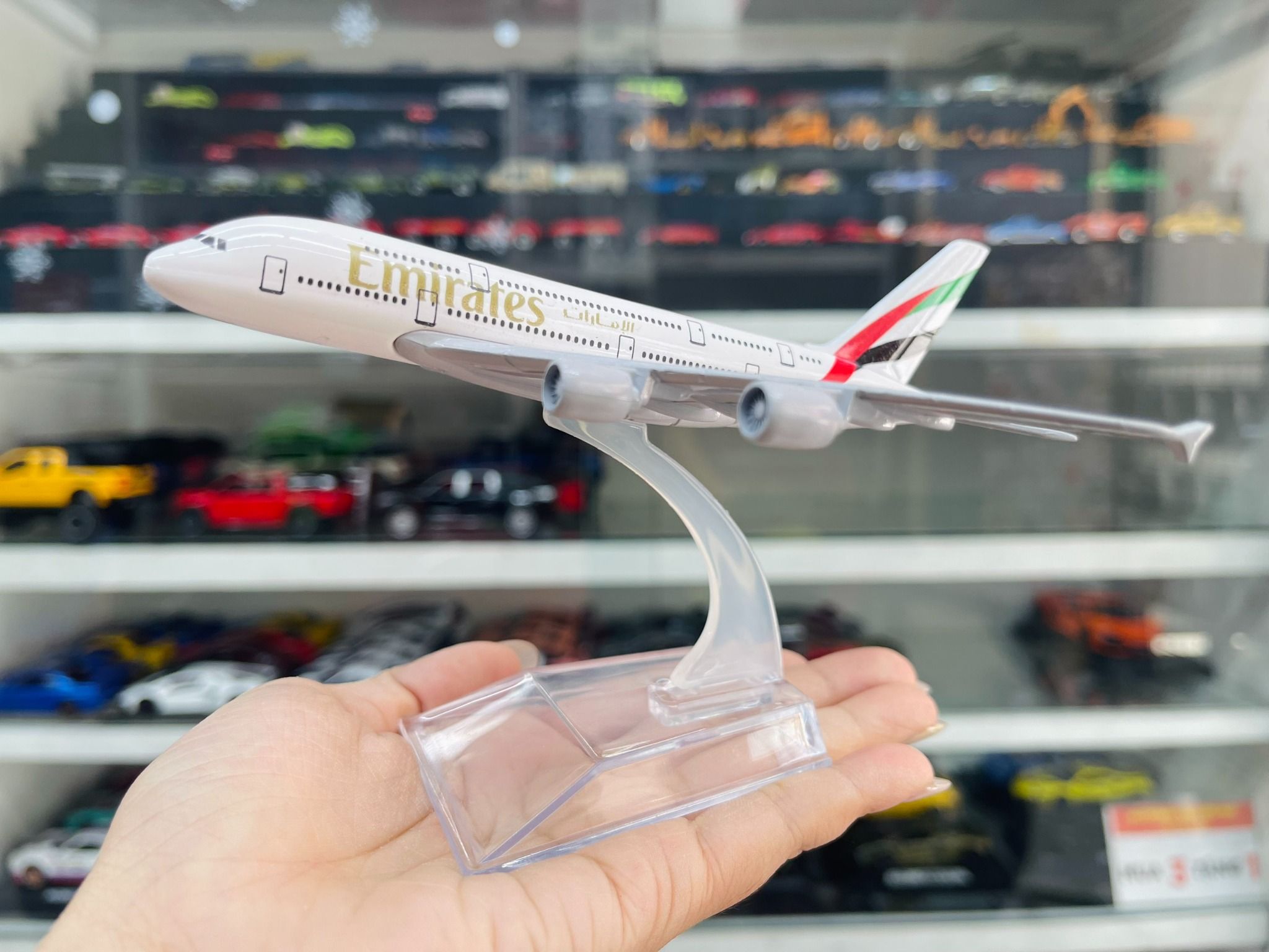 Mô hình máy bay Emirates A6-EEI Airbus A380 16cm MB16090