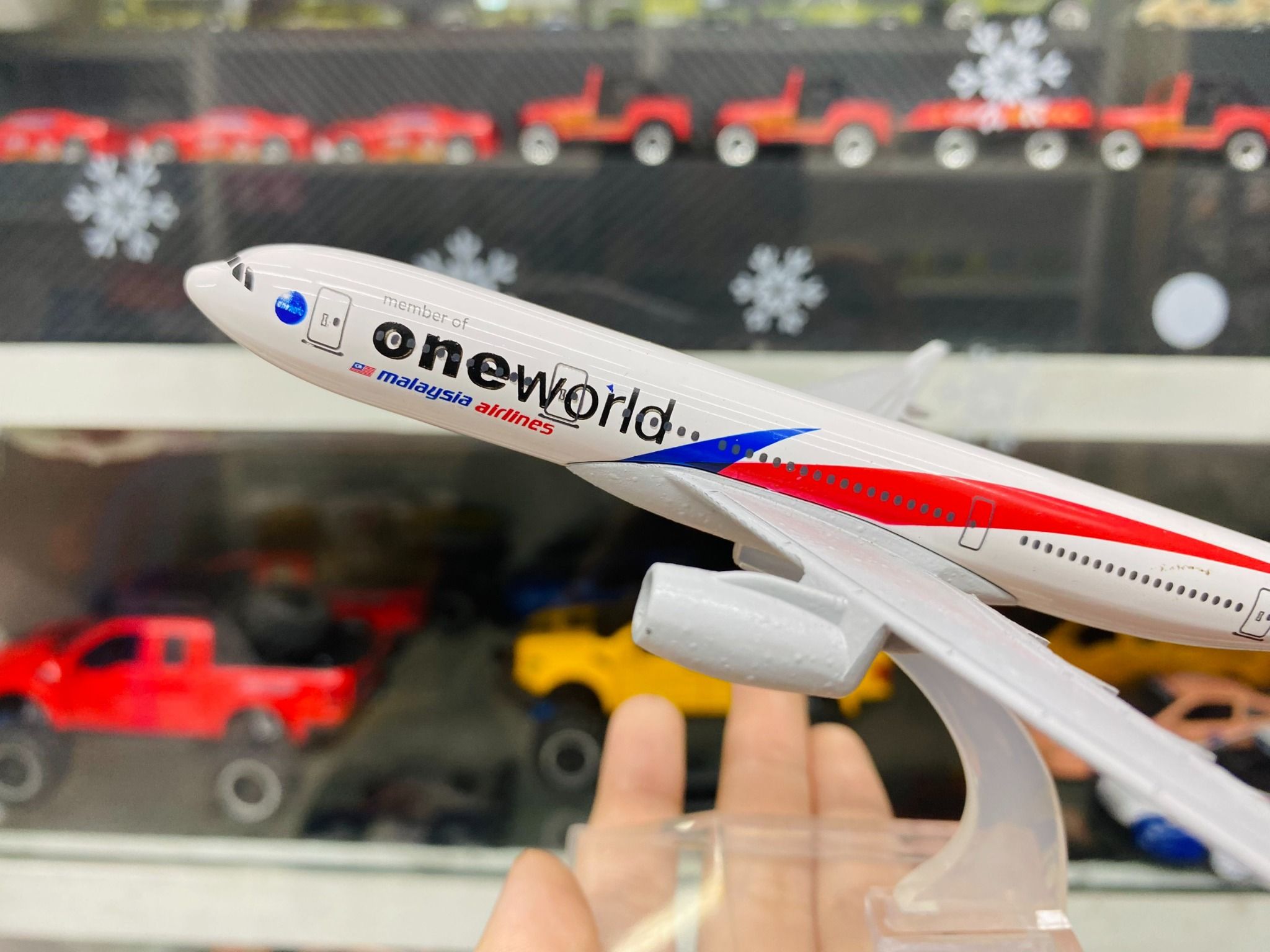 Mô hình máy bay Malaysia Airline One World Airbus A330 16cm MB16117