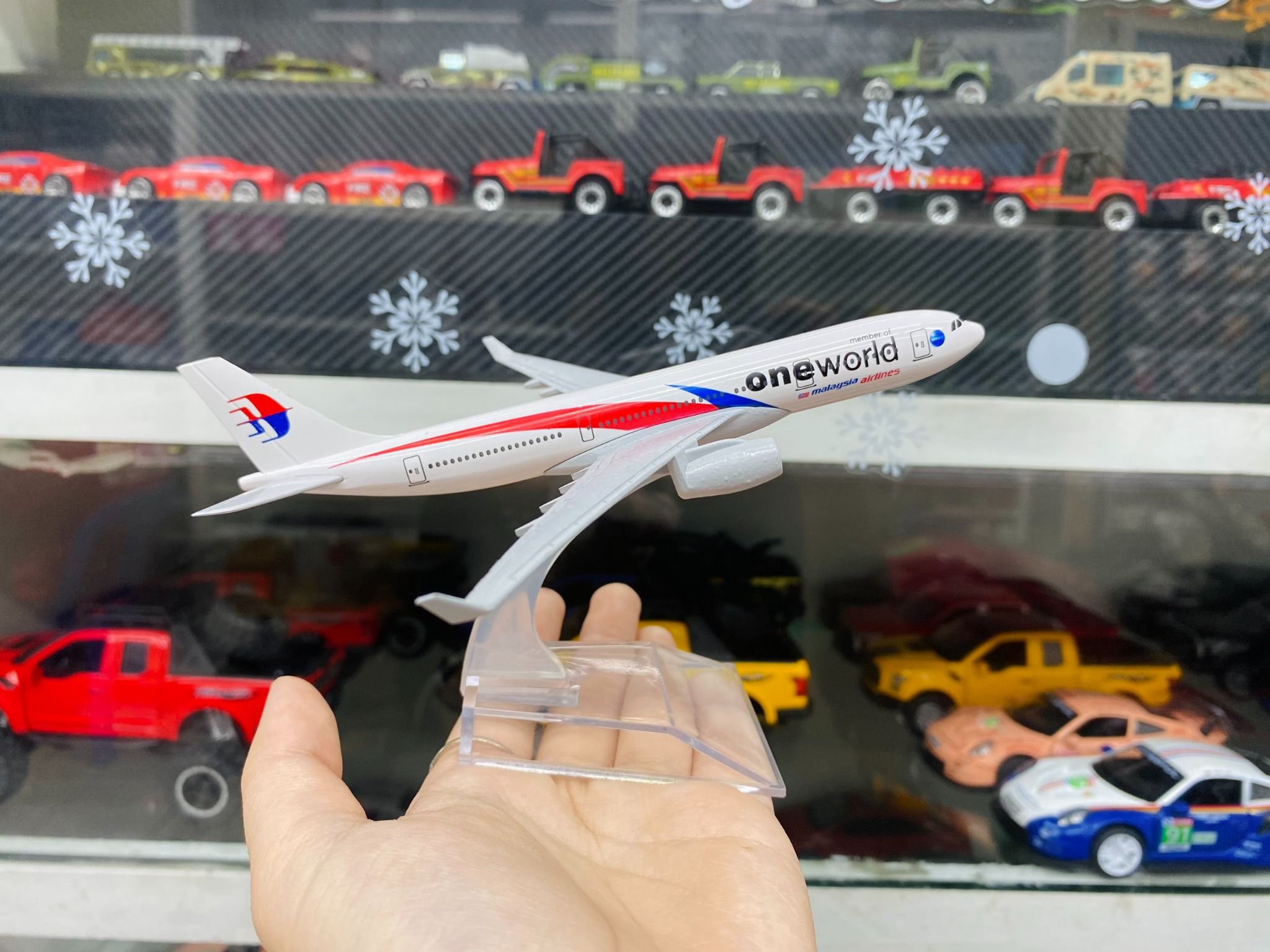 Mô hình máy bay Malaysia Airline One World Airbus A330 16cm MB16117