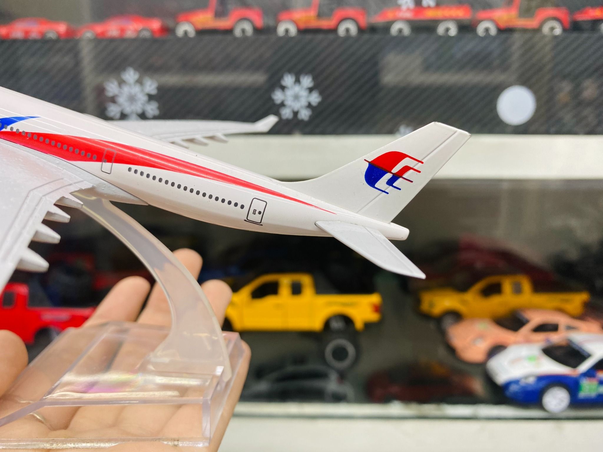 Mô hình máy bay Malaysia Airline One World Airbus A330 16cm MB16117