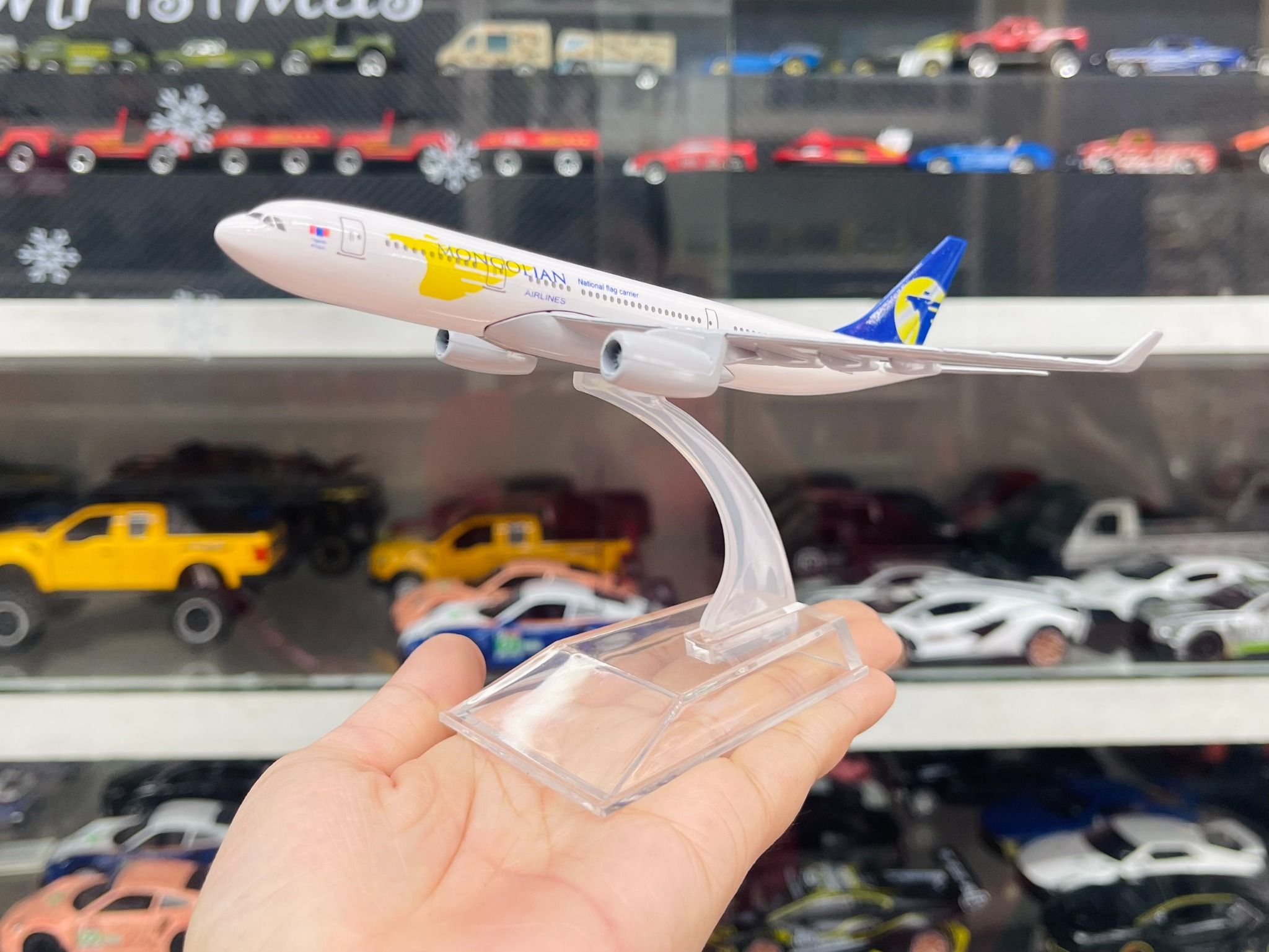 Mô hình máy bay Mongolian Airlines Airbus A330 16cm MB16118
