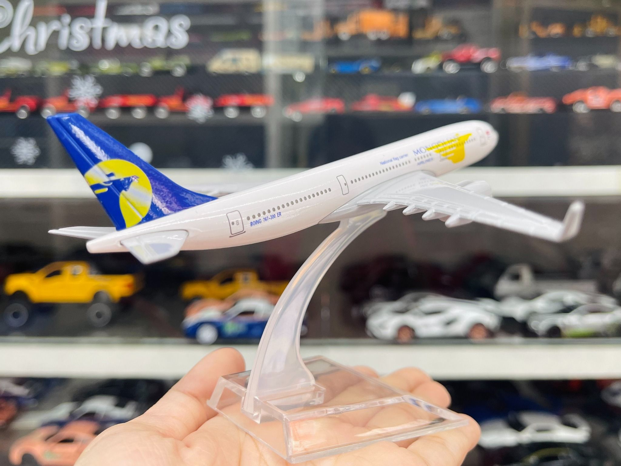 Mô hình máy bay Mongolian Airlines Airbus A330 16cm MB16118
