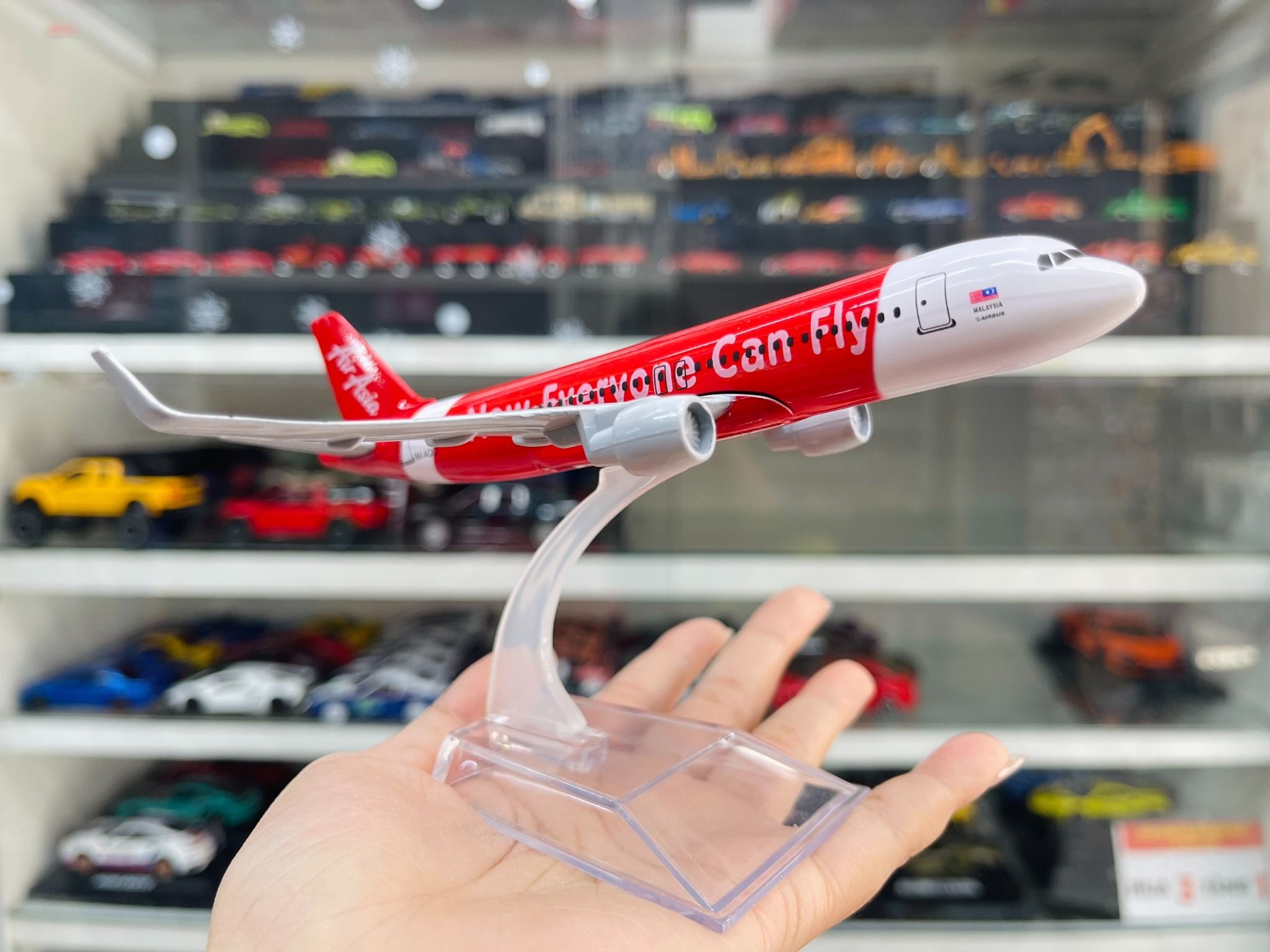 Mô hình máy bay Air Asia Now Everyone Can Fly Airbus A320-200 16cm MB16152