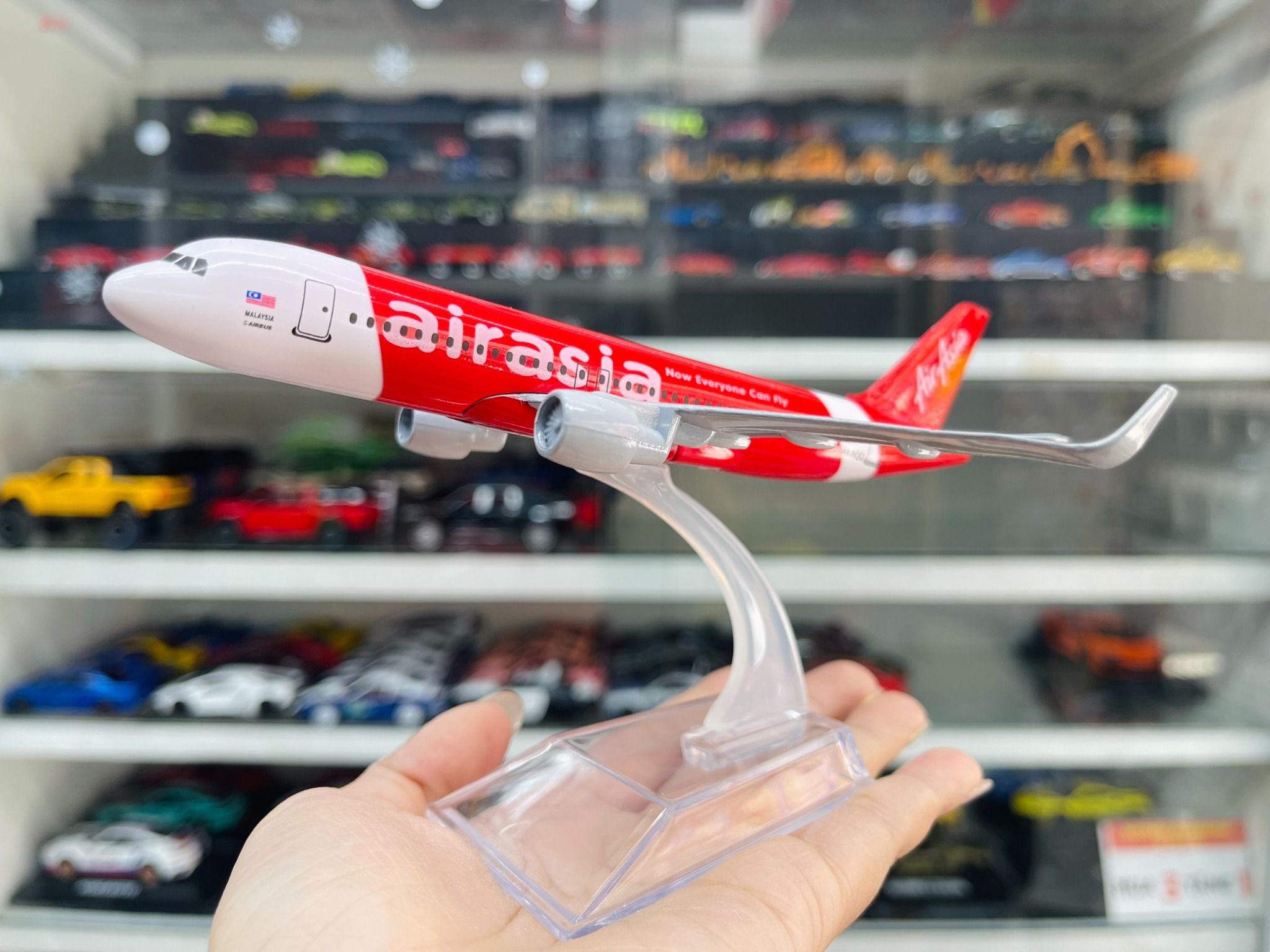 Mô hình máy bay Air Asia Now Everyone Can Fly Airbus A320-200 16cm MB16152