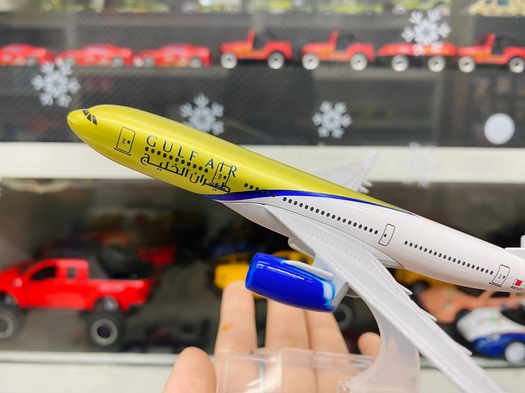 Mô hình máy bay Gulf Airbus A330 kích thước 16cm MB16188