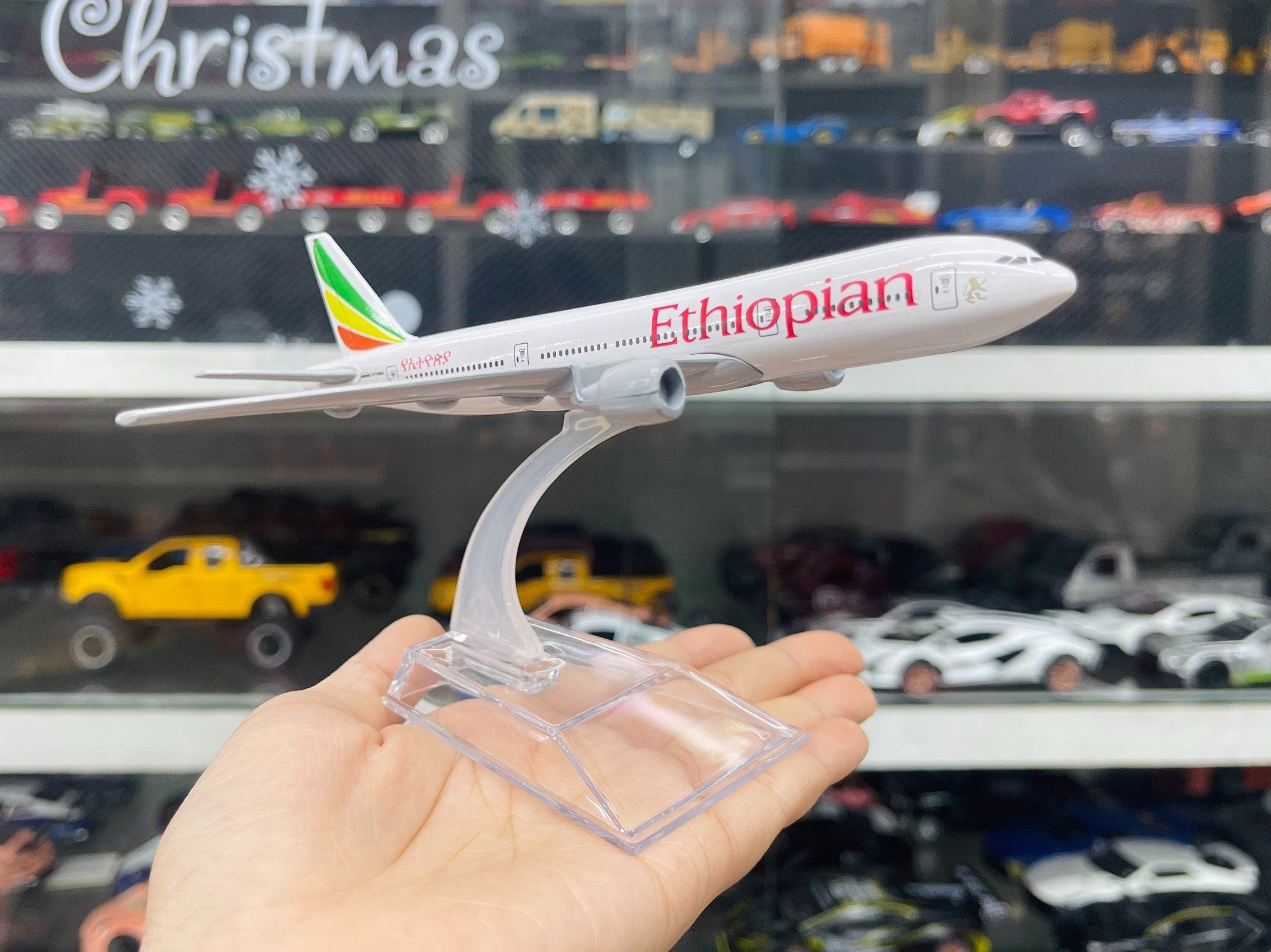 Mô hình máy bay Ethiopian Airlines Boeing B777-300 kích thước 16cm MB16203