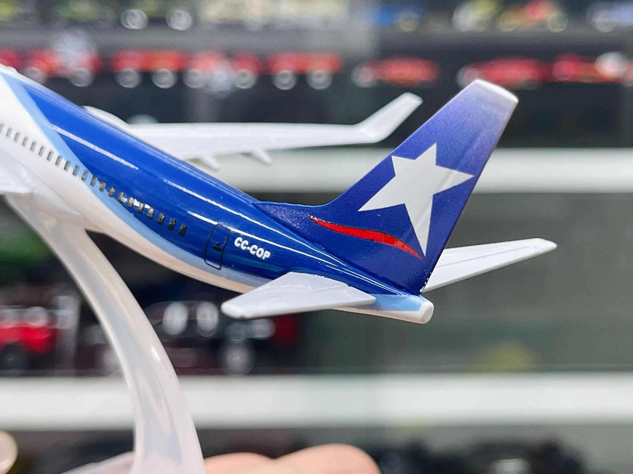 Mô hình máy bay LAN Chile Airport Boeing B737 có đế 16cm MB16208