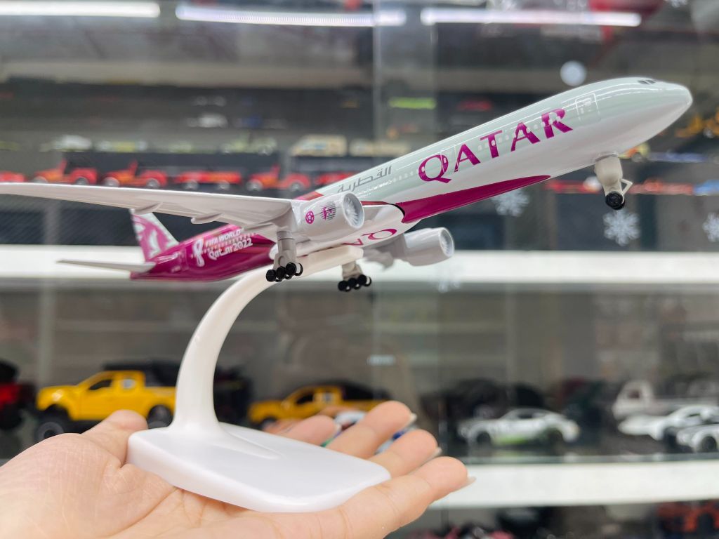 Mô hình máy bay Fifa World Cup Qatar 2022 Boeing B777 20cm MB20032