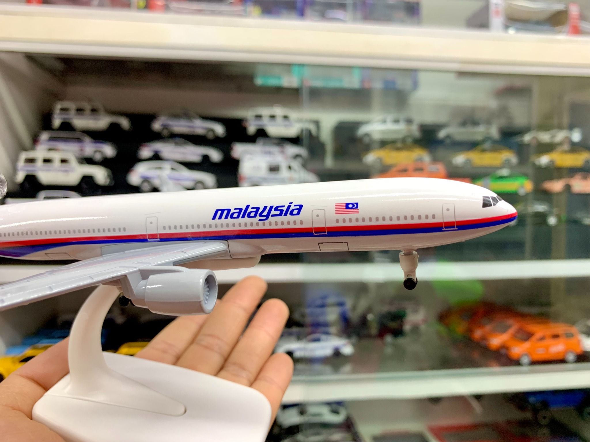 Mô hình máy bay Malaysia Airlines McDonnell Douglas MD-11 20cm MB20034