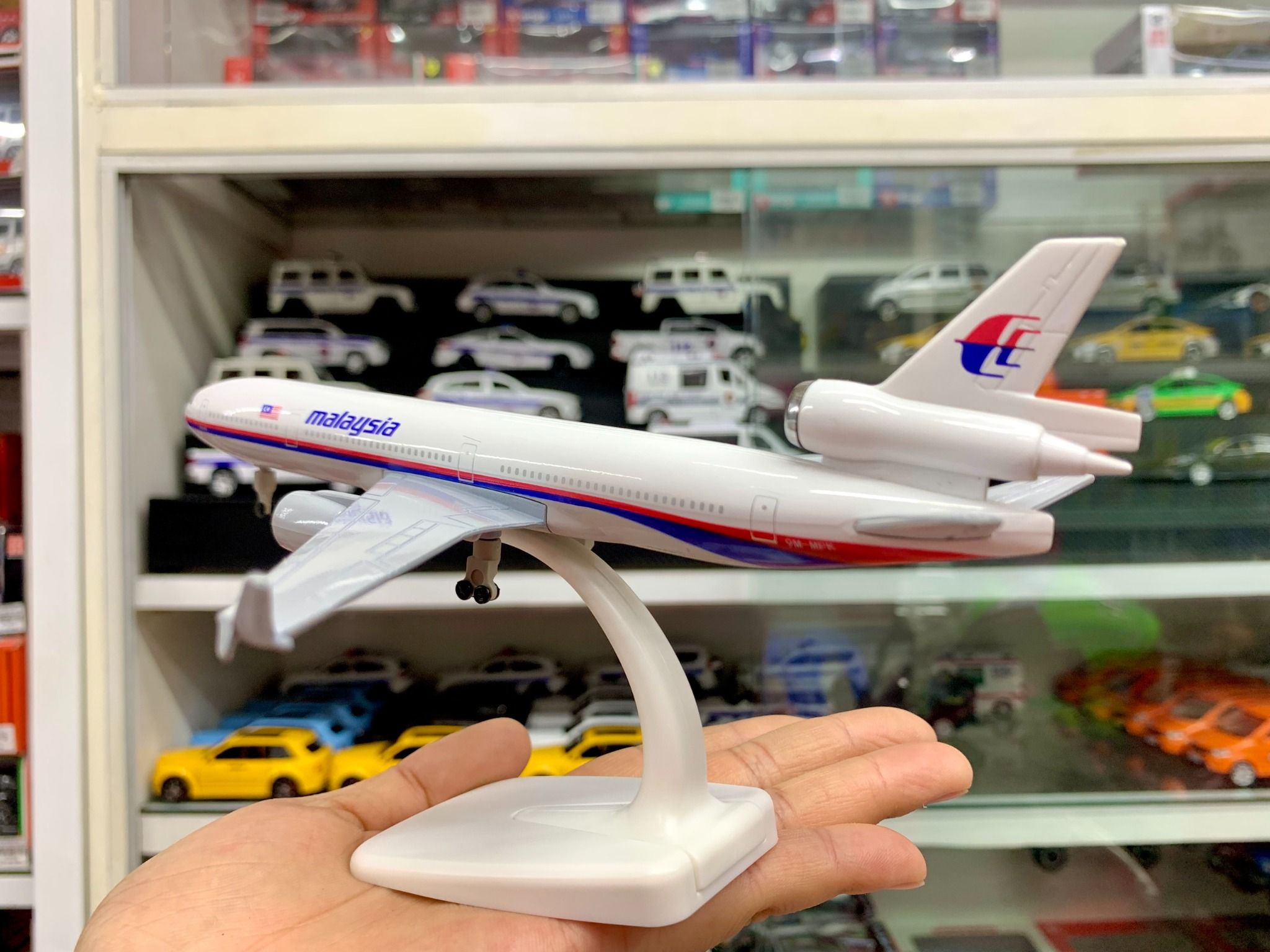 Mô hình máy bay Malaysia Airlines McDonnell Douglas MD-11 20cm MB20034