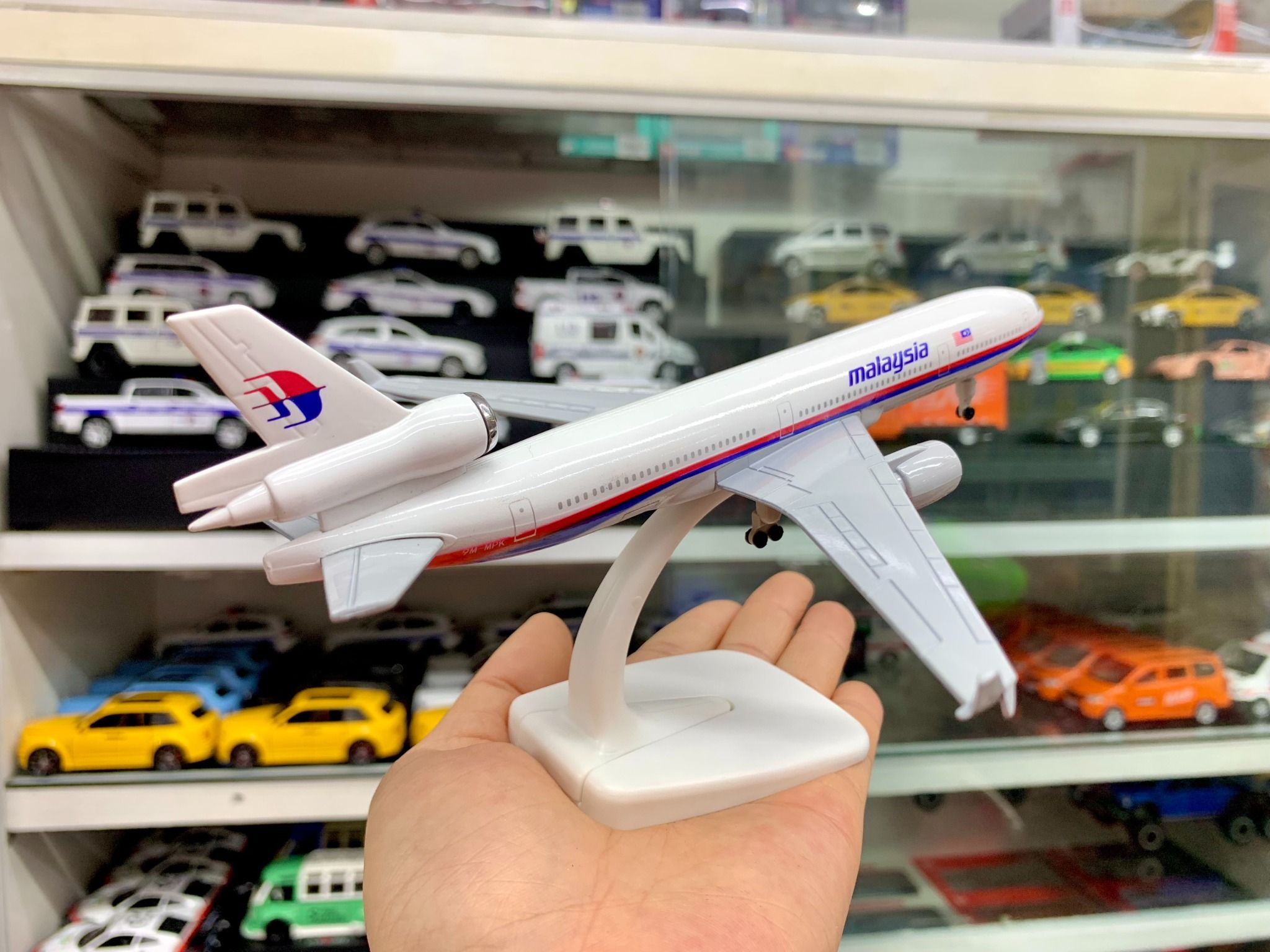 Mô hình máy bay Malaysia Airlines McDonnell Douglas MD-11 20cm MB20034