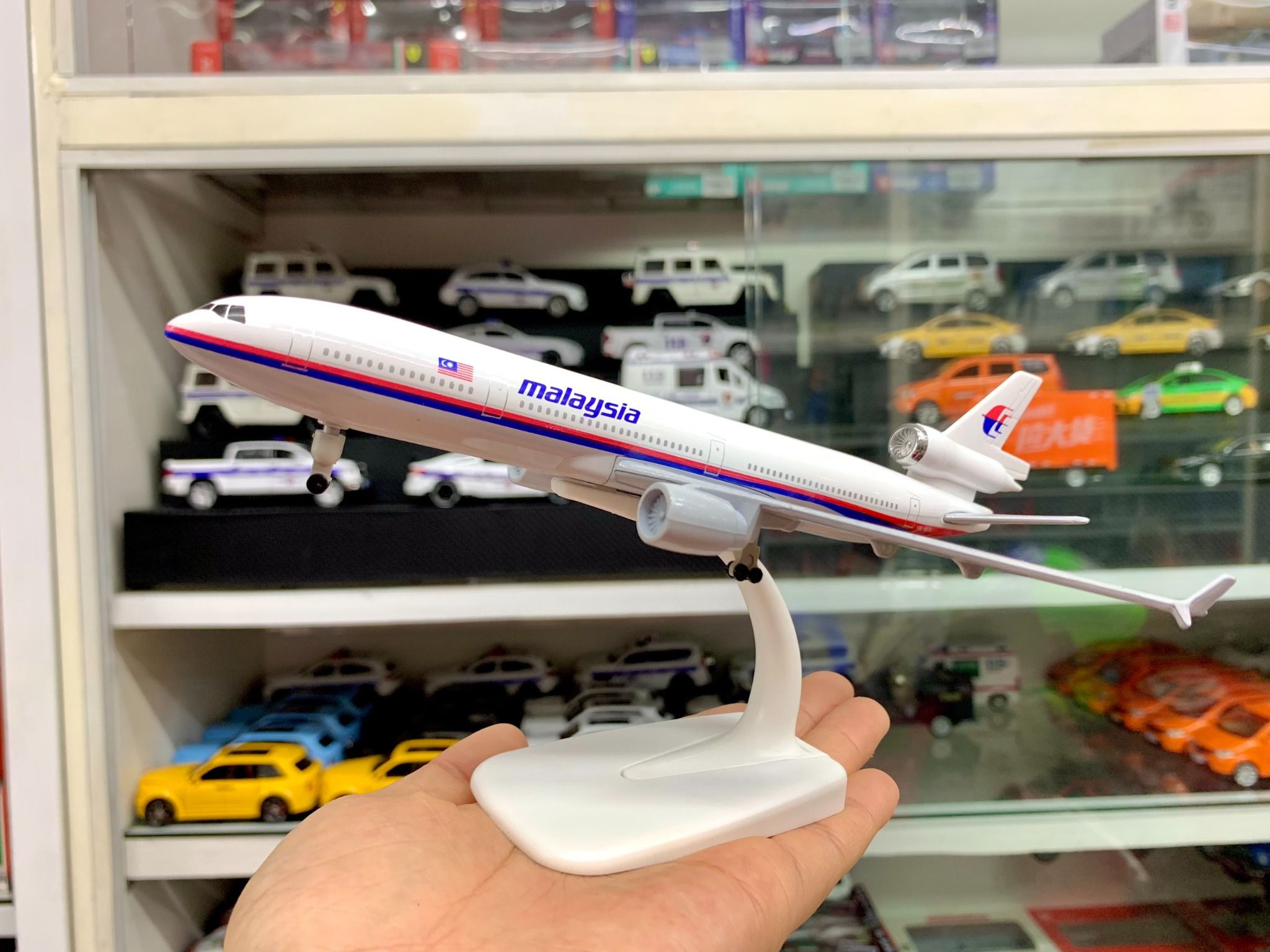 Mô hình máy bay Malaysia Airlines McDonnell Douglas MD-11 20cm MB20034