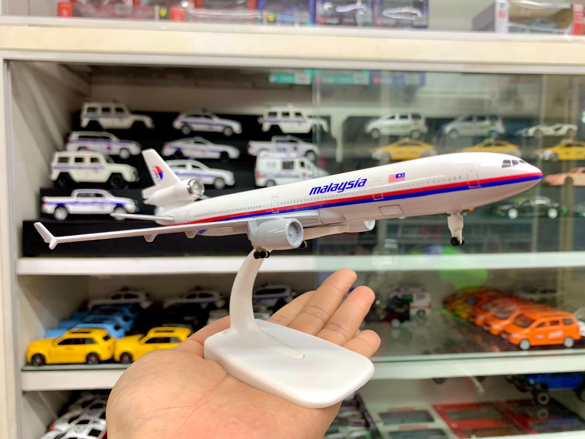 Mô hình máy bay Malaysia Airlines McDonnell Douglas MD-11 20cm MB20034