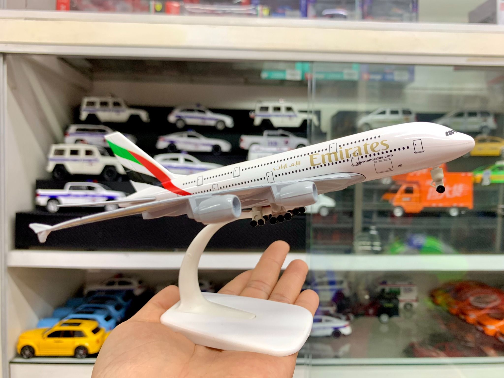 Mô hình máy bay Emirates A6-EEI Airbus A380 có bánh xe 20cm MB20036