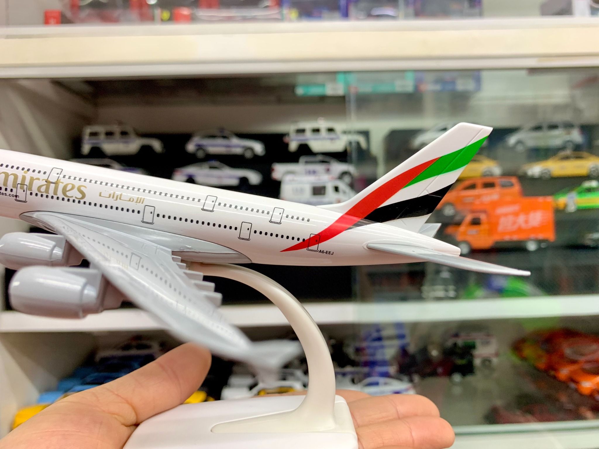 Mô hình máy bay Emirates A6-EEI Airbus A380 có bánh xe 20cm MB20036