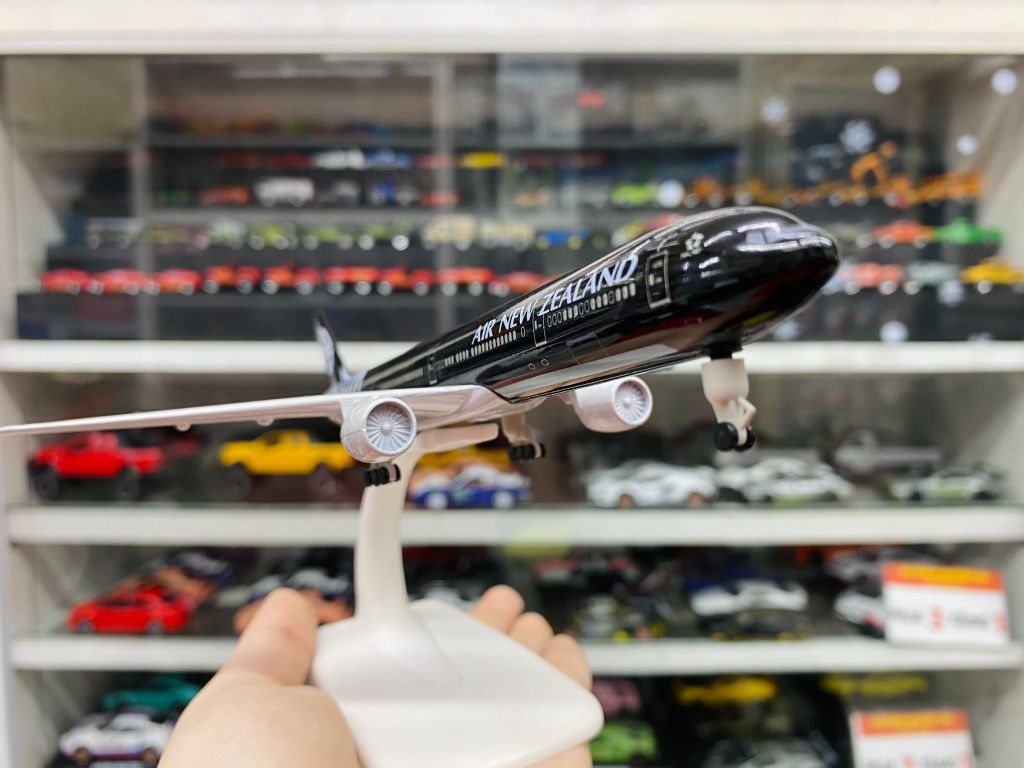 Mô hình máy bay Air New Zealand Boeing B777 có bánh xe 20cm MB20043