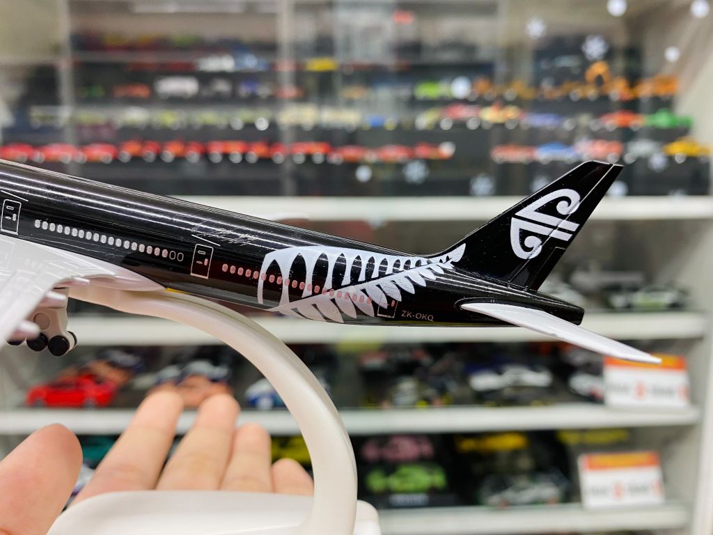 Mô hình máy bay Air New Zealand Boeing B777 có bánh xe 20cm MB20043