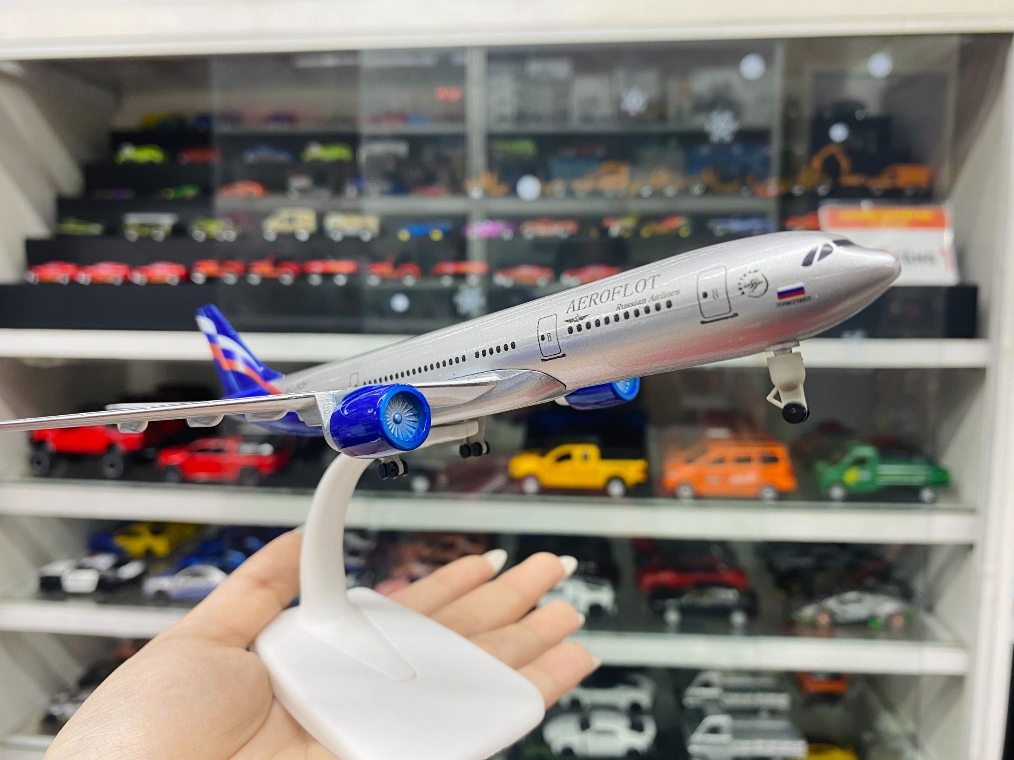 Mô hình máy bay Nga Russia Aeroflot Airbus A330 có bánh xe 20cm MB20044