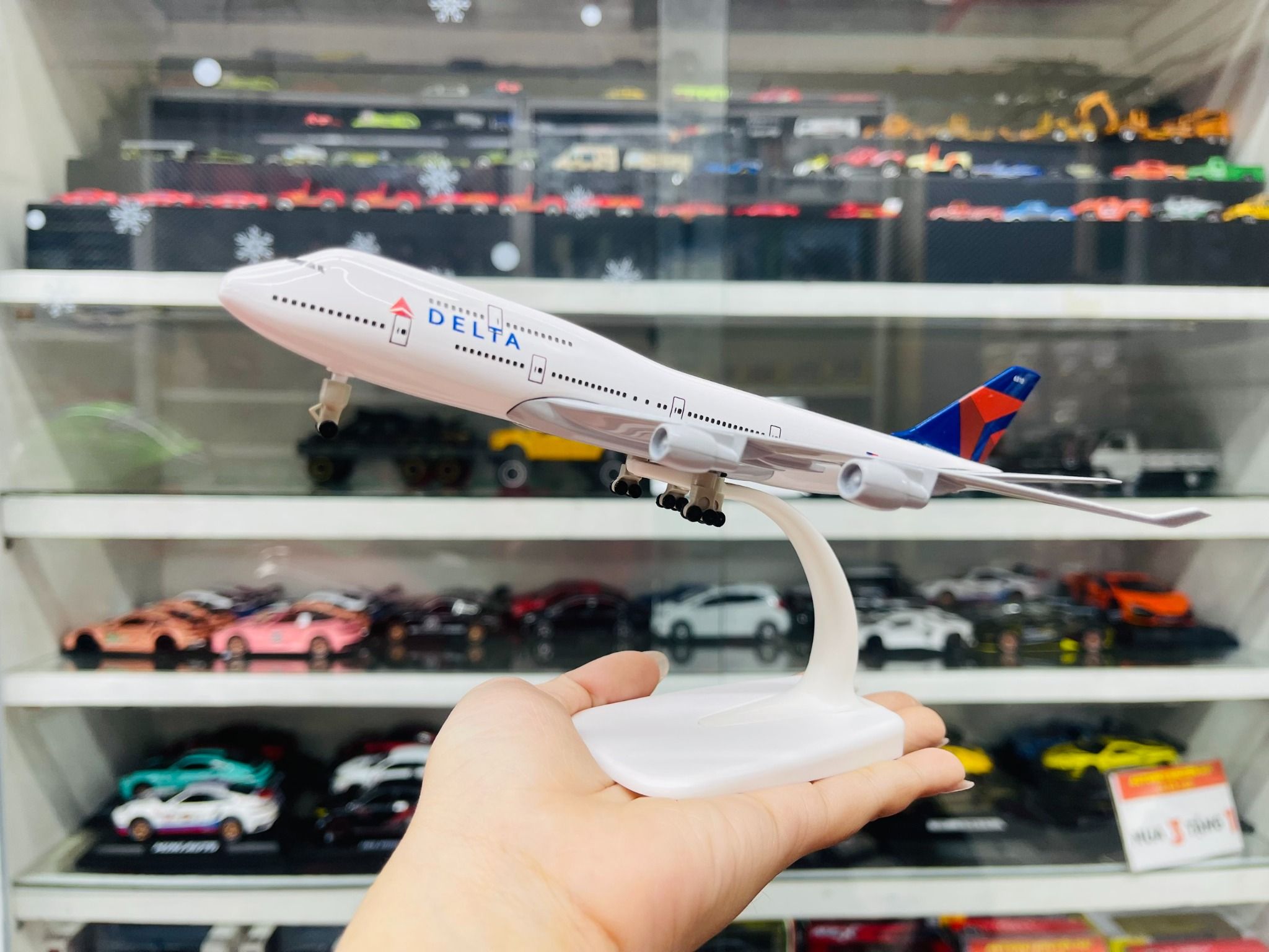 Mô hình máy bay Macon Georgia USA Delta Airlines Boeing B747 có bánh xe 20cm MB20049